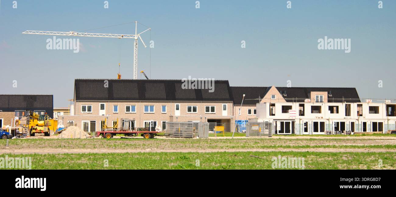 Wohnneubau in einem sich entwickelnden Stadtteil unter klarem blauem Himmel Stockfoto