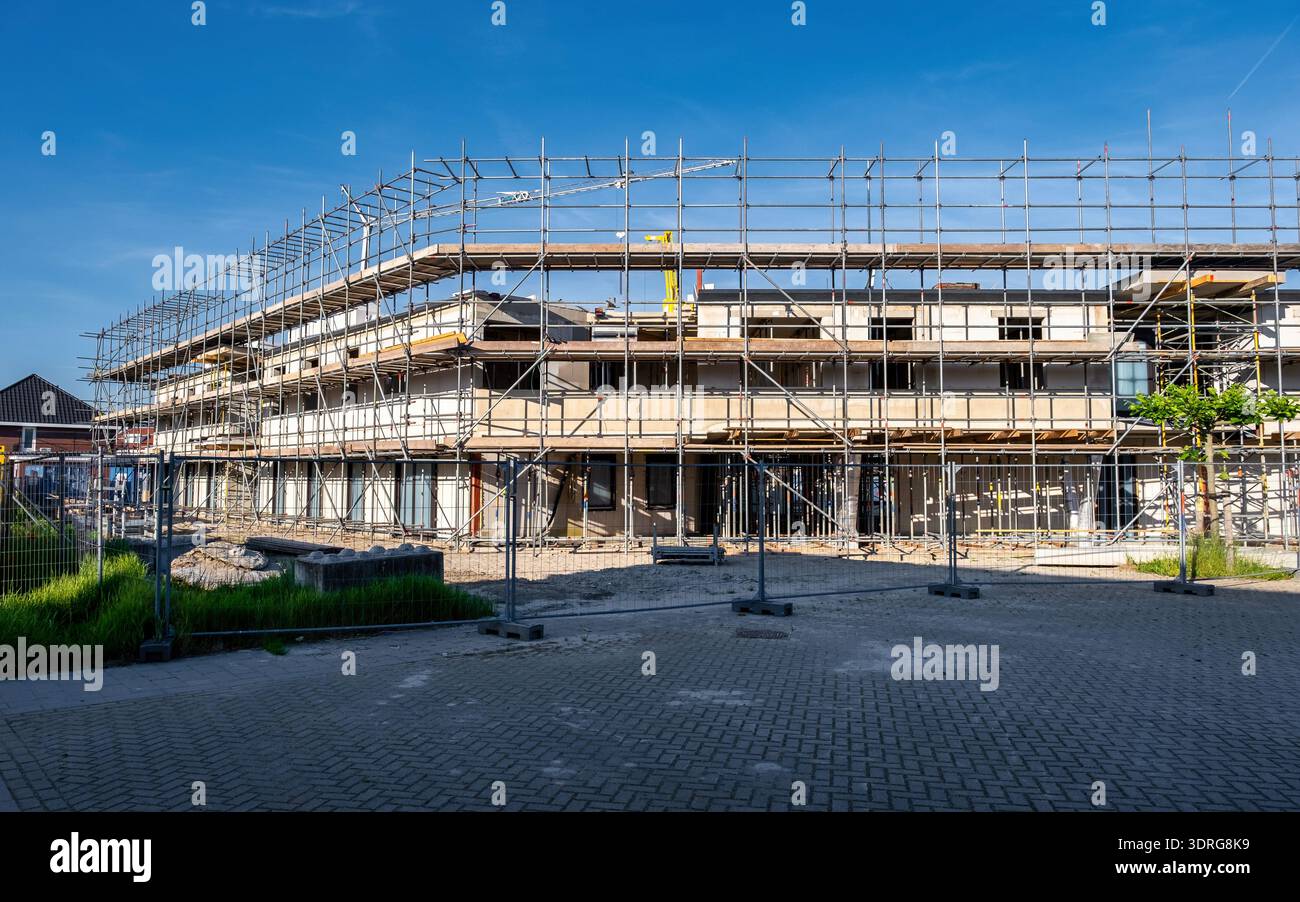 Moderne Einfamilienhäuser im Bau in einem neuen niederländischen Vorstadtgebiet Stockfoto