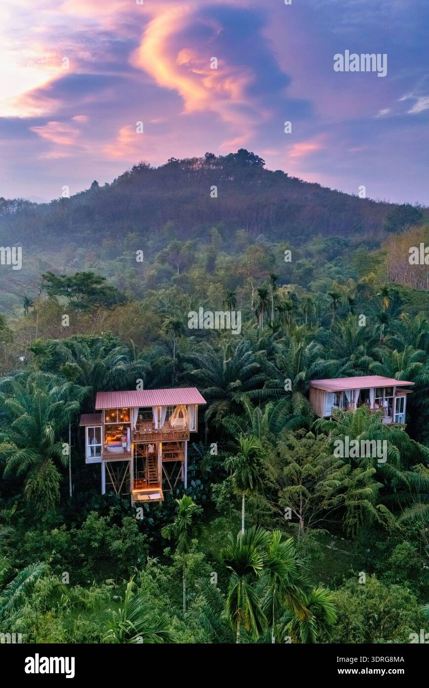 Bezaubernder Baumhaus-Kurzurlaub im üppigen Thailand oder Bali Wald bei Sonnenuntergang Stockfoto