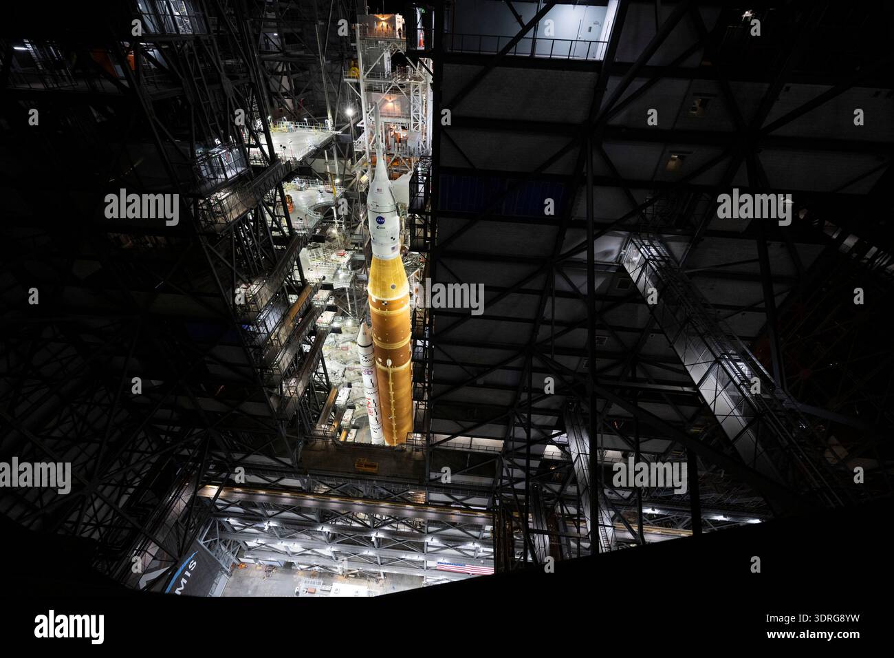Der mobile Trägerraketen mit dem Artemis II Space Launch System (SLS) der NASA und dem Orion-Raumschiff, das daran befestigt ist, ist nach dem Öffnen der Türen im Vehicle Assembly Building zu sehen, bevor er am 17. Januar 2026 im Kennedy Space Center der NASA in Florida zum Launch Pad 39B rollte. Eine optimierte Version eines Originalbildes der NASA: Credit NASA/JKowsky Stockfoto