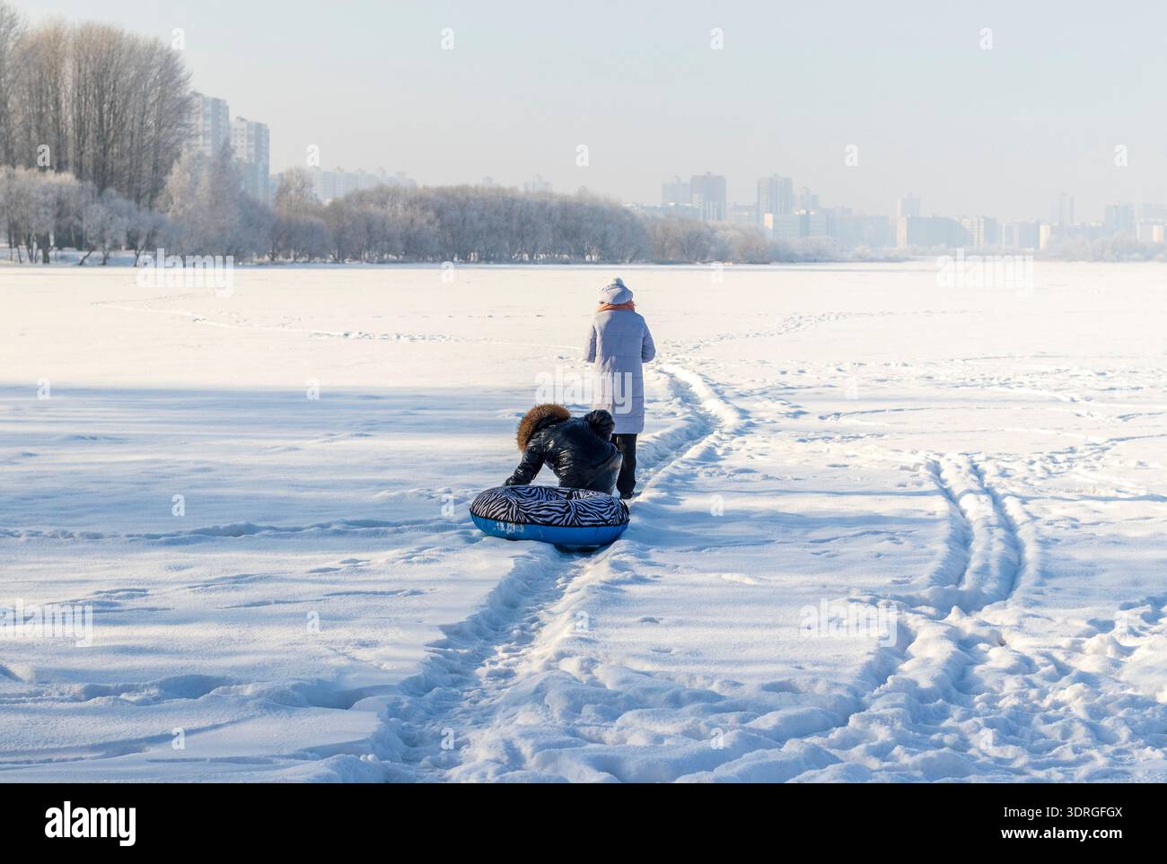 Kinder haben Spaß, spielen auf dem Schnee Stockfoto