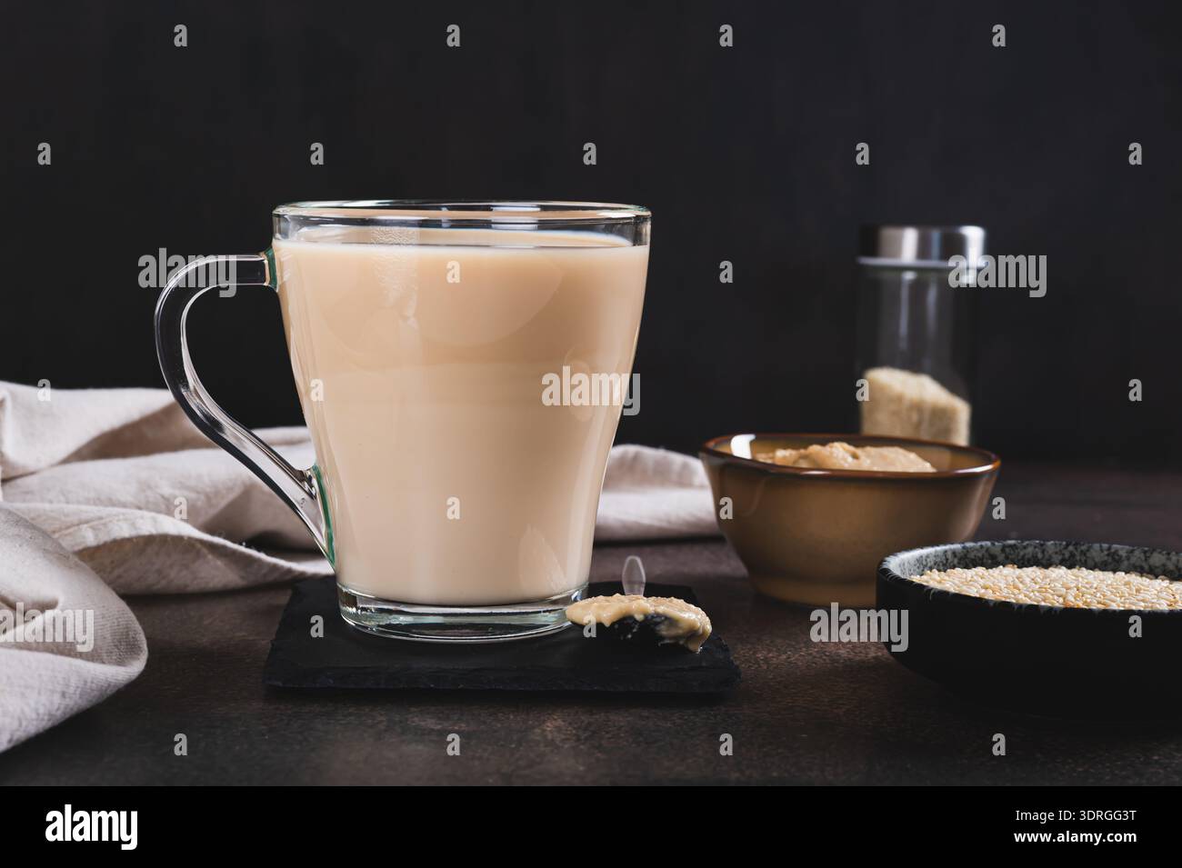 Tahini Latte mit Sesam in einer Tasse auf dem Tisch Stockfoto