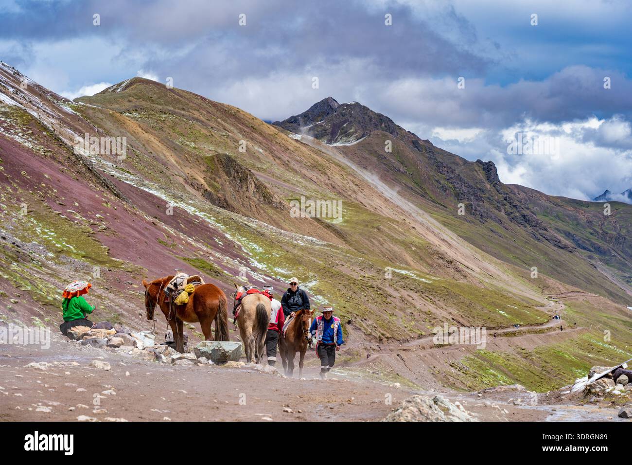 Cusco, Peru - 21. März 2025: Touristen reiten auf einem Pferd auf dem Weg zum Regenbogenberg, umgeben von der malerischen Landschaft der peruanischen Anden Stockfoto