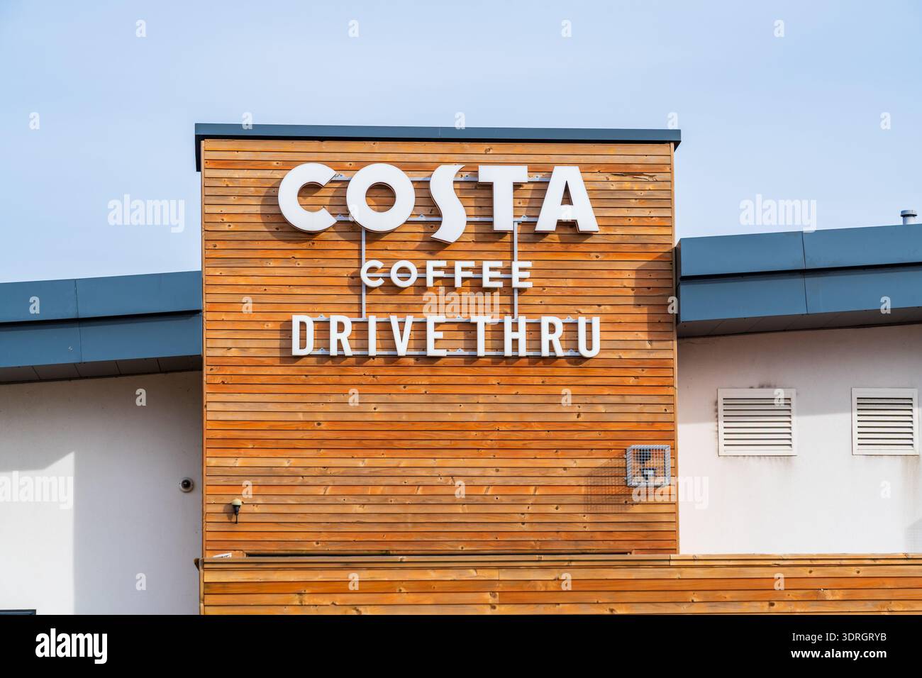 Burton, Staffordshire, Großbritannien - 17. Februar 2026: Externe Beschilderung von Costa Coffee, einem britischen Kaffeeunternehmen an einem Drive-Thru-Standort in Burton, Großbritannien Stockfoto