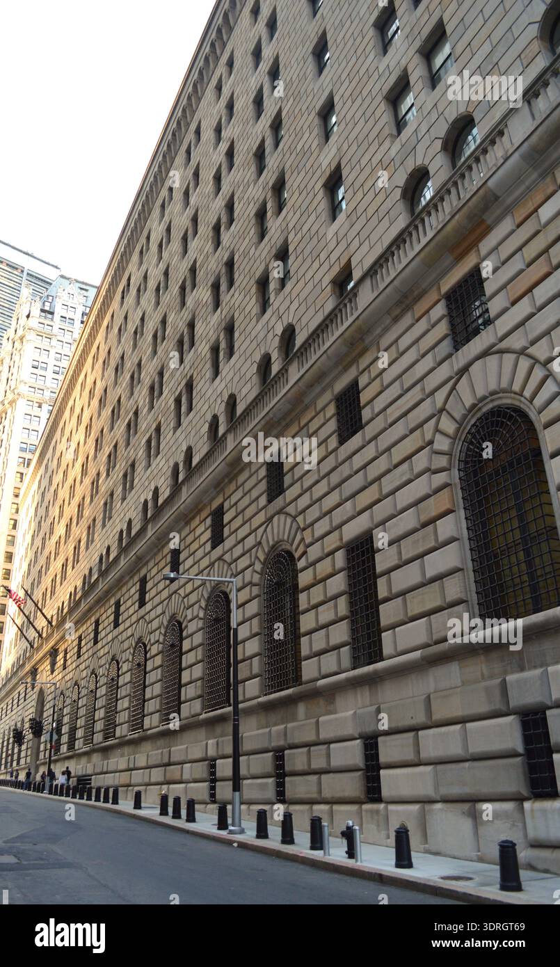 New York City, USA – 4. Juli 2014: Außenfassade der Federal Reserve Bank of New York mit Bogenfenstern in Manhattan Stockfoto