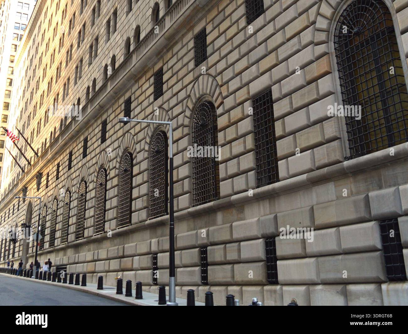 New York City, USA – 4. Juli 2014: Außenfassade der Federal Reserve Bank of New York mit Bogenfenstern in Manhattan Stockfoto