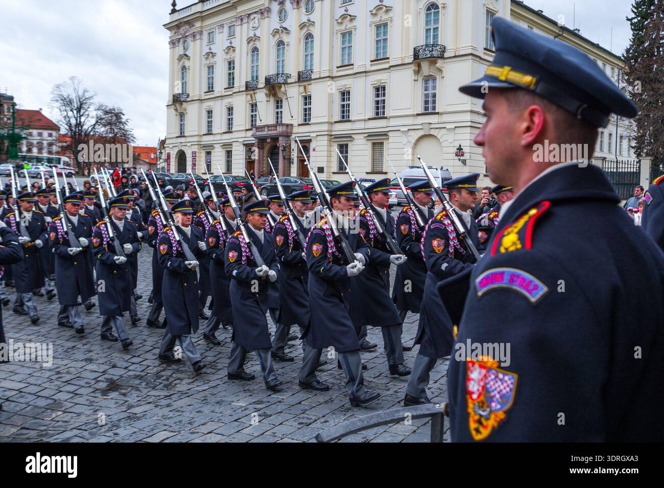 Prag, Tschechische Republik - 24. November 2010: Schlosswache in Bildung während des zeremoniellen Wachwechsels im ersten Hof der Prager Burg Stockfoto