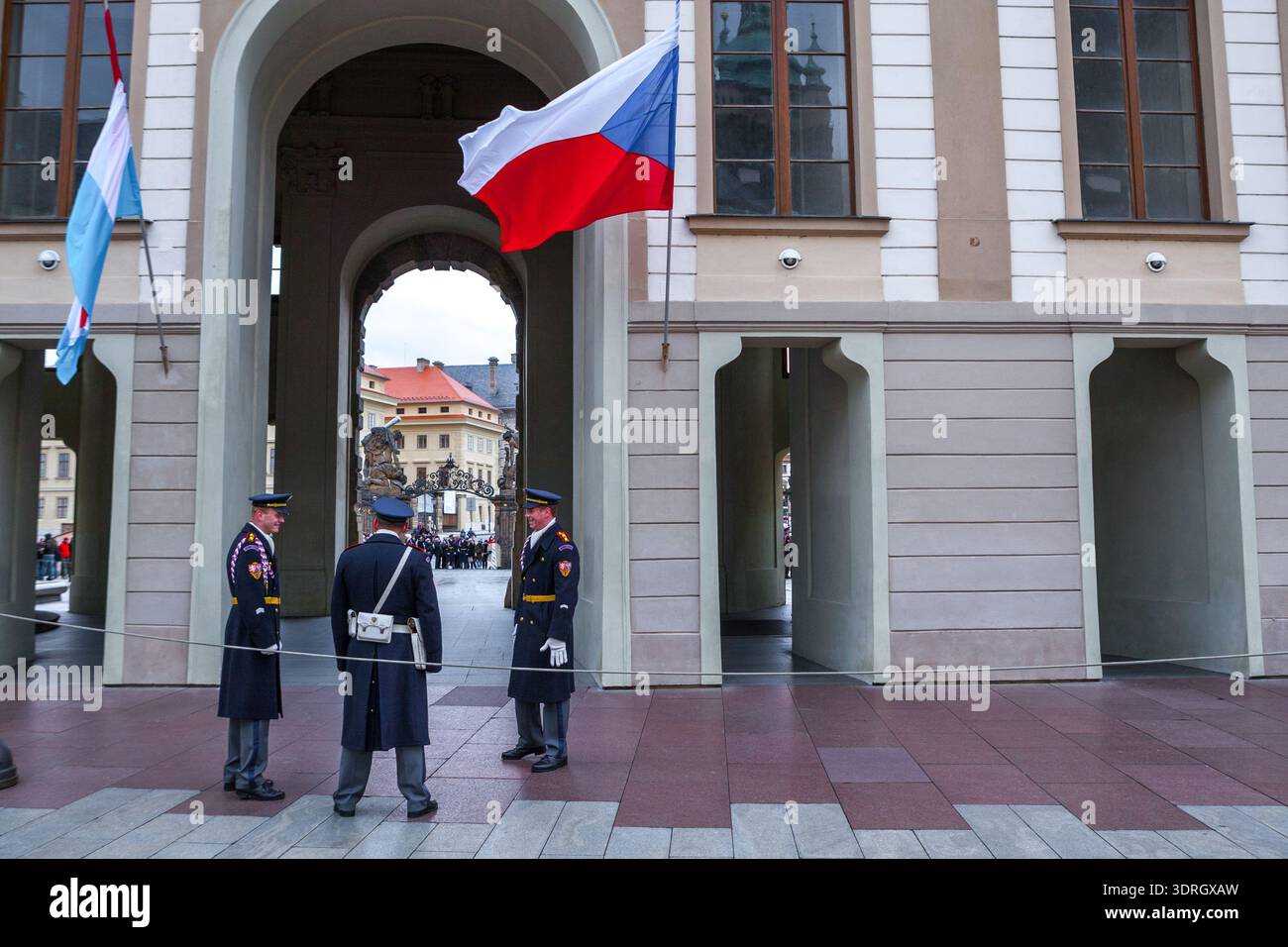 Prag, Tschechische Republik - 24. November 2010: Mitglieder der Schlosswache diskutieren während des zeremoniellen Wechsels über Aufgaben in der Nähe des Eingangs des Präsidentenpalastes Stockfoto