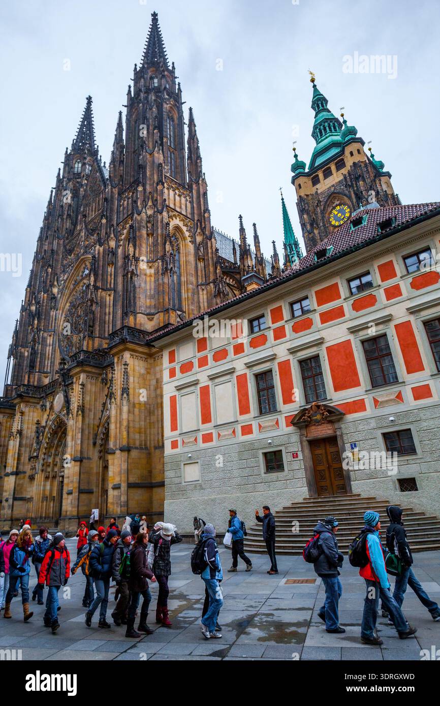 Prag, Tschechische Republik - 24. November 2010: Die rot-weiße Fassade des alten Provostschiffsgebäudes in der Nähe des gotischen Veitsdoms im Gemeindegebiet Stockfoto