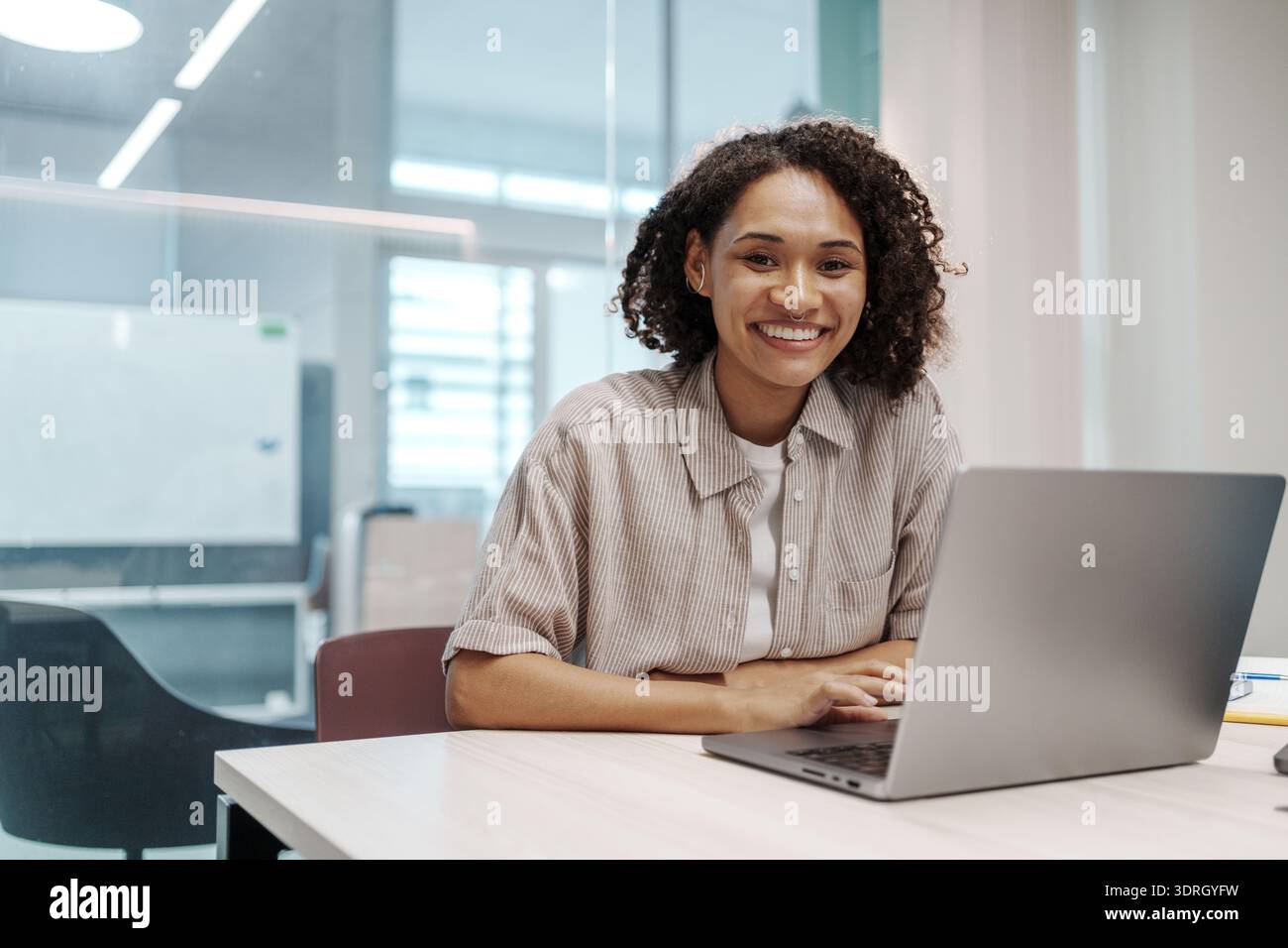 Online-Bewerbungsgespräch. Weibliche Interviewerin Kontaktiert Den Bewerber Per Fernzugriff Mithilfe Digitaler Technologie Stockfoto