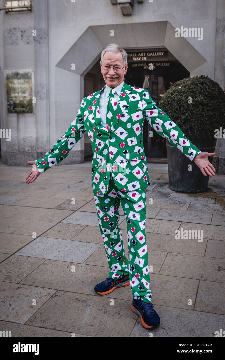 Ein Mann in einem grünen Kartenspiel-Anzug beim Guildhall Inter-Livery Pfannkuchenrennen im Guildhall-Hof. Stockfoto