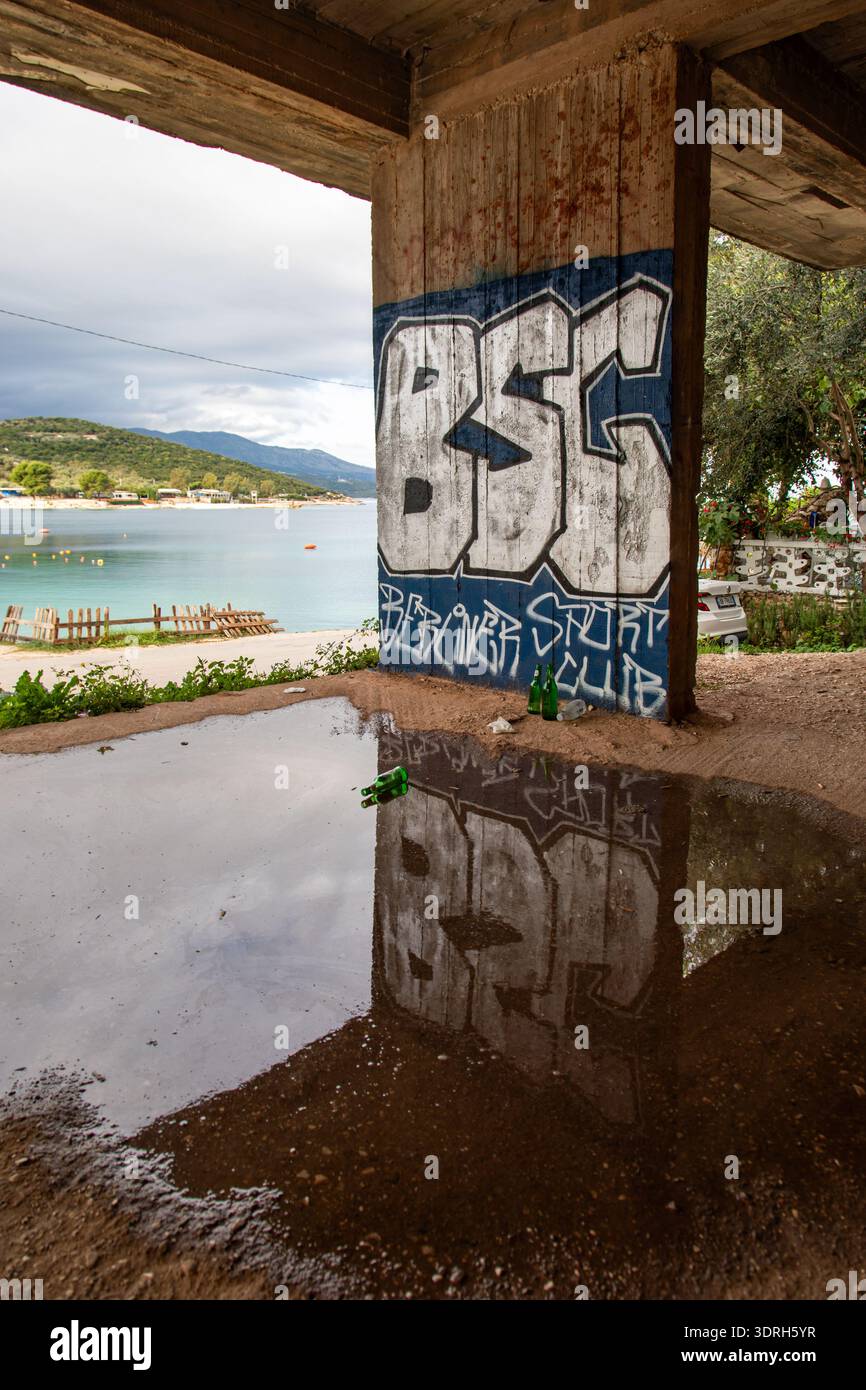Unvollendetes Gebäude mit Meerblick an einem regnerischen Herbsttag im Küstenort Ksamil, Albanien Stockfoto