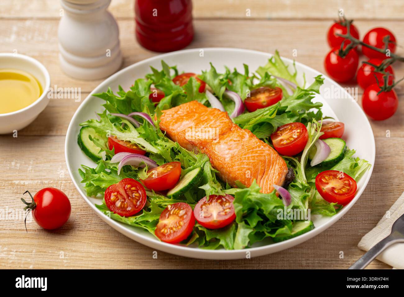 Gebratener Lachs mit Gemüsesalat Stockfoto