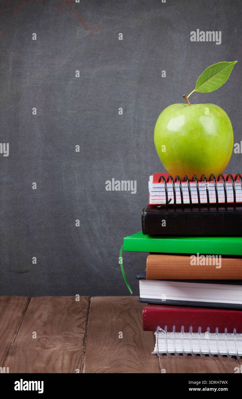 Schul- und Bürobedarf auf dem Klassentisch Stockfoto