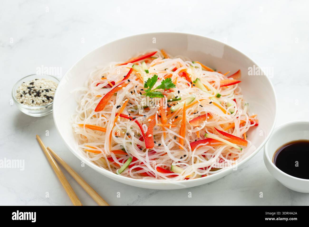Funchoza Reisnudeln Salat mit Gemüse in weißer Schüssel Stockfoto