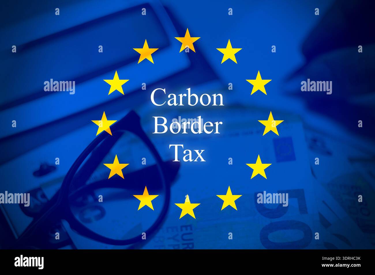 Konzeptionelle Darstellung des CO2-Grenzausgleichsmechanismus (CBAM) der Europäischen Union mit EU-Flagge, Überlagerung der Euro-Banknoten und ph-wert Stockfoto