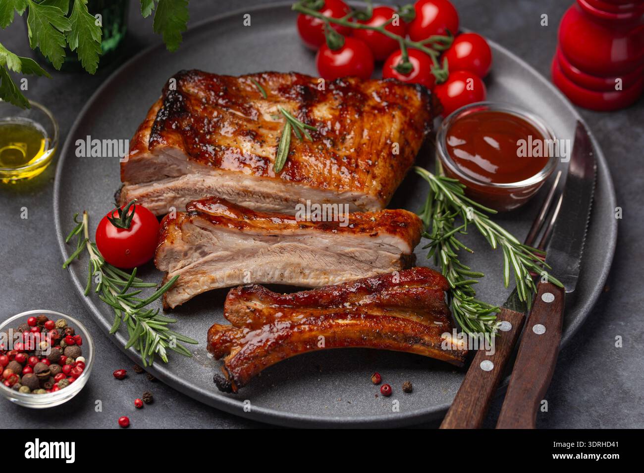 Grillrippchen, köstliches gegrilltes Fleischgericht, grauer Hintergrund Stockfoto