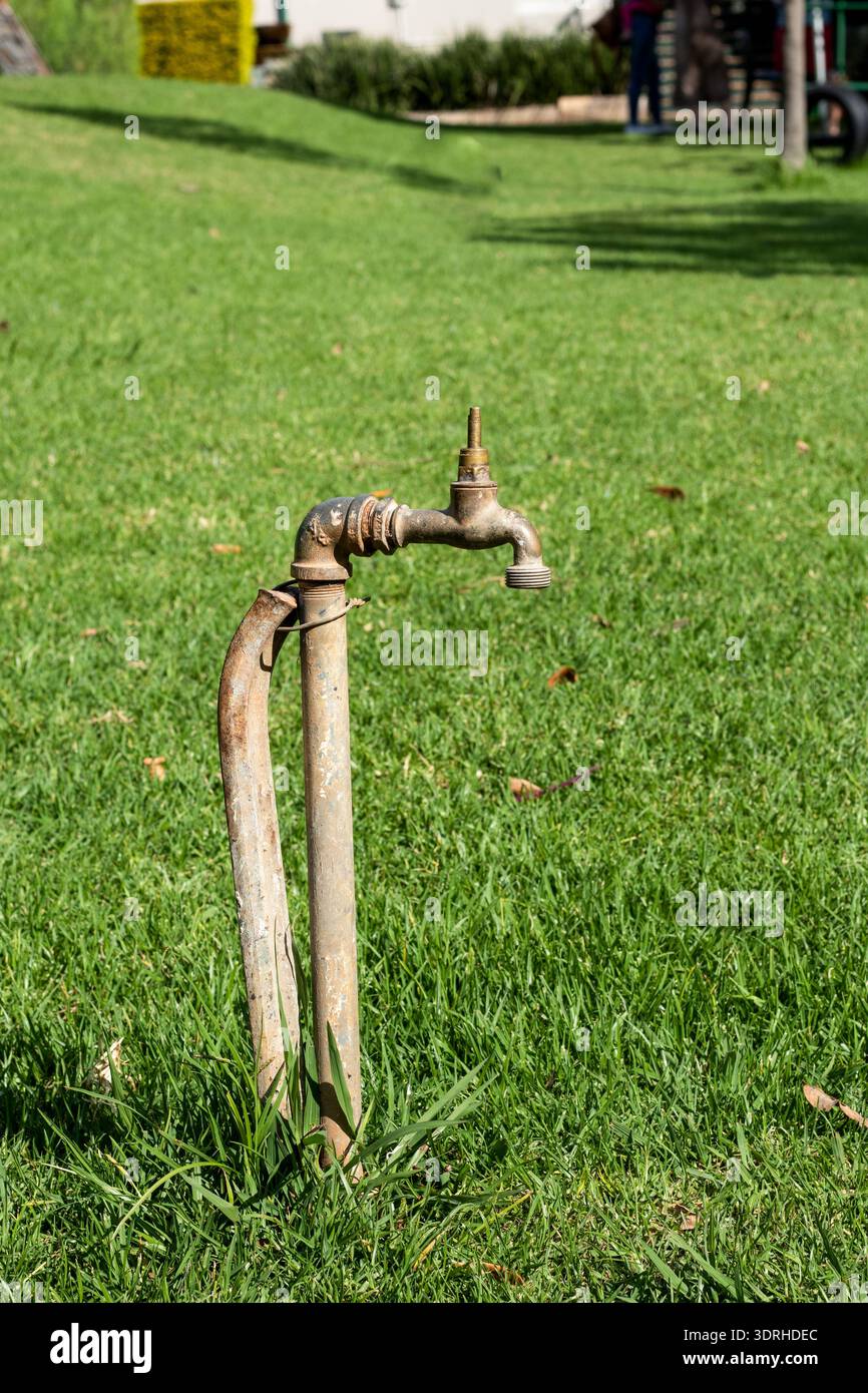 Kaputter Wasserhahn in einem Garten Stockfoto