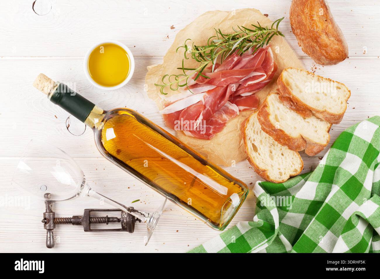Schinken, Wein, Ciabatta, Parmesan und Olivenöl Stockfoto