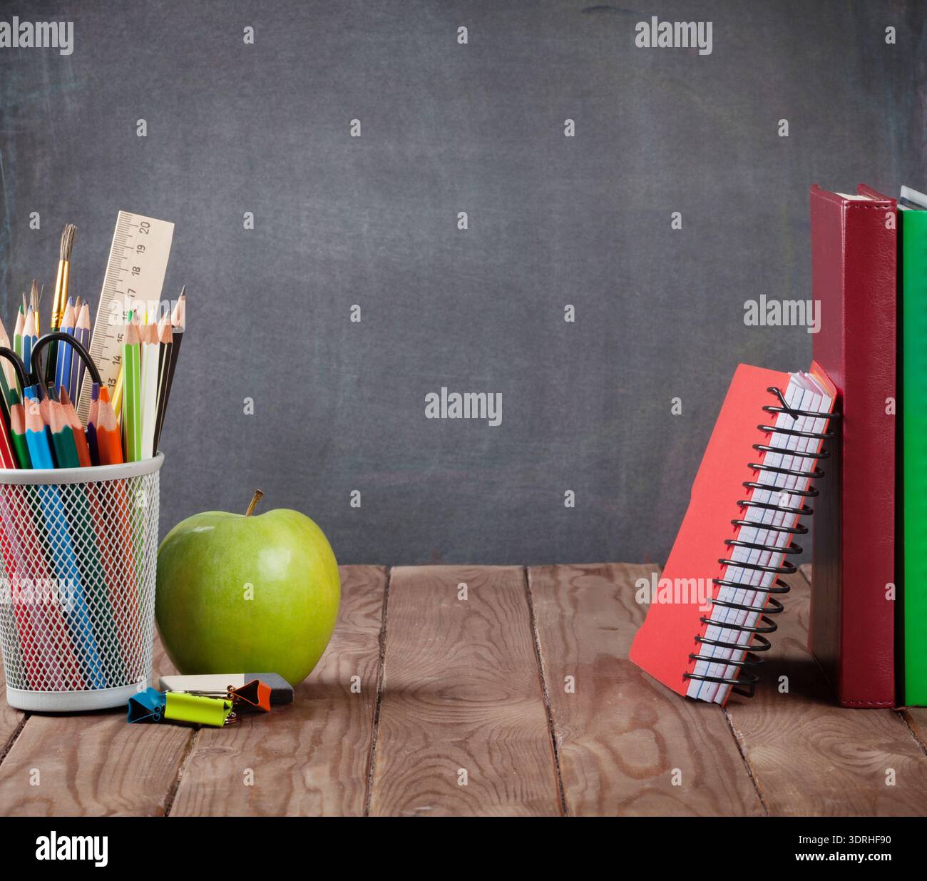 Schul- und Bürobedarf auf dem Klassentisch Stockfoto
