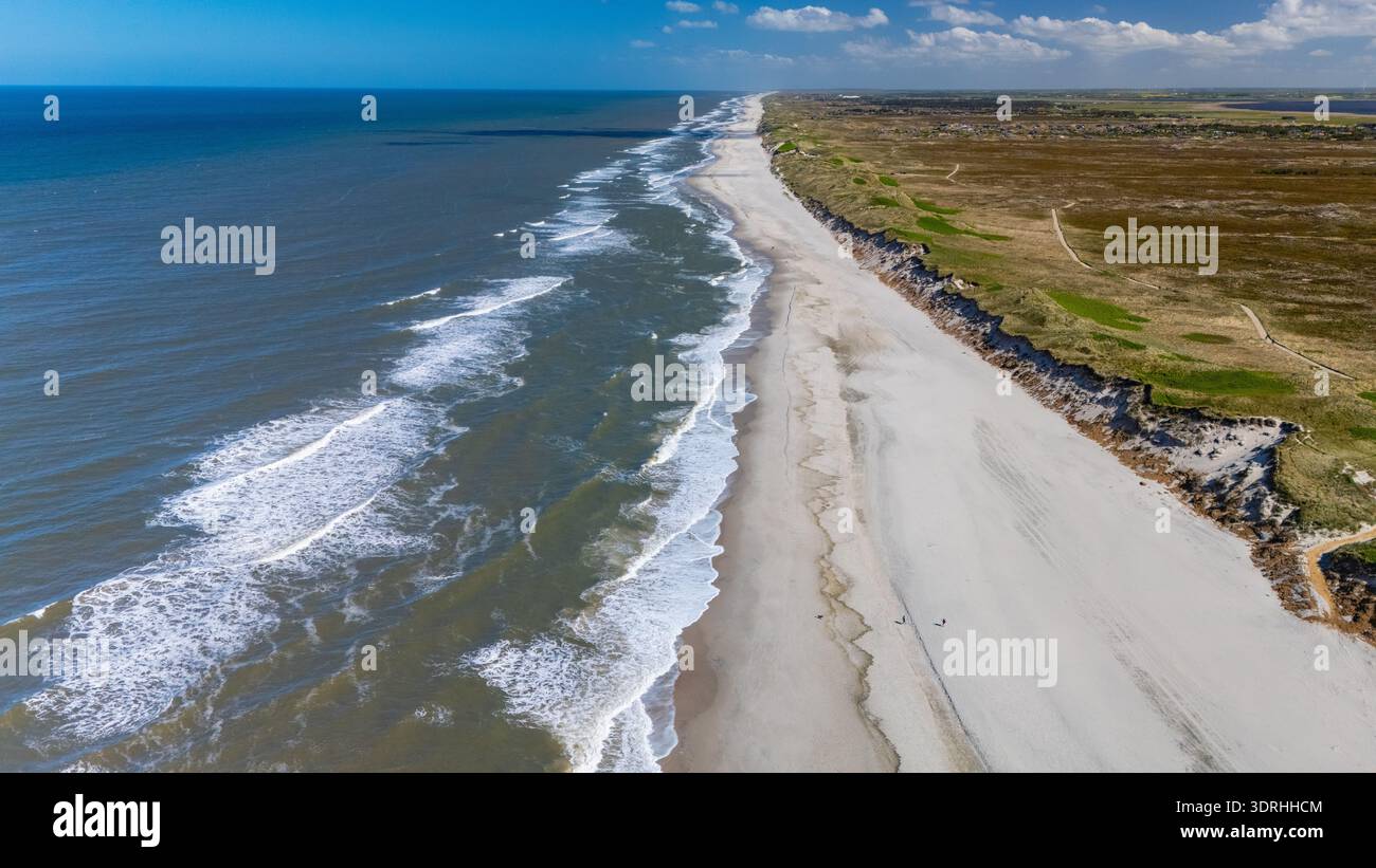 Die Küstenlandschaft Dänemarks mit ruhigen Stränden und zerklüfteten Klippen unter einem klaren blauen Himmel Stockfoto