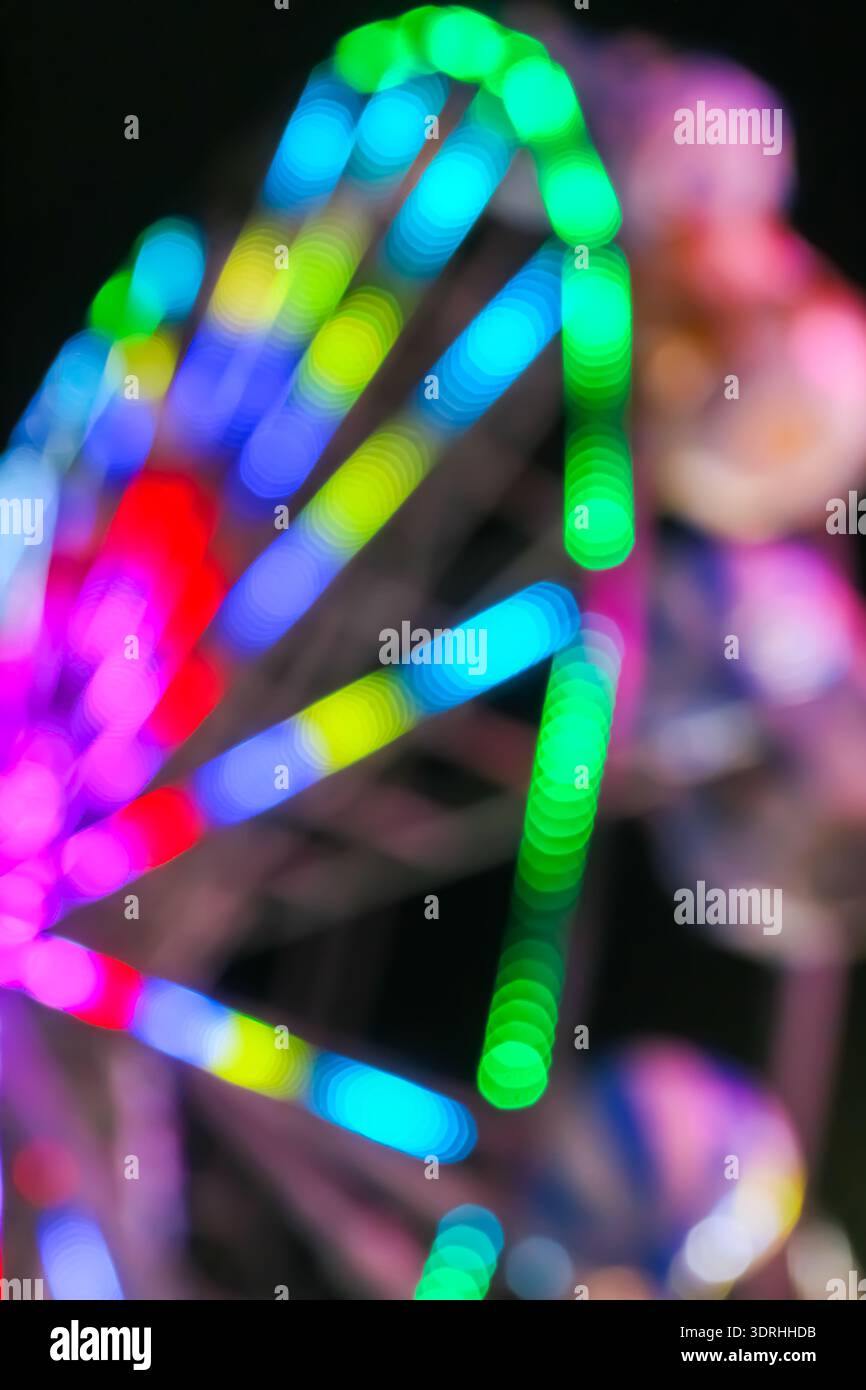 Vertikaler abstrakter Hintergrund mit regenbogenfarbenem Bokeh und leuchtenden Pfaden. Ideal für mobile Hintergrundbilder und künstlerische digitale Poster. Stockfoto