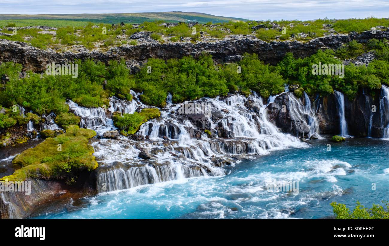 Ruhige Schönheit der Wasserfälle Barnafoss und Hraunfossar in der üppigen Landschaft Islands Stockfoto