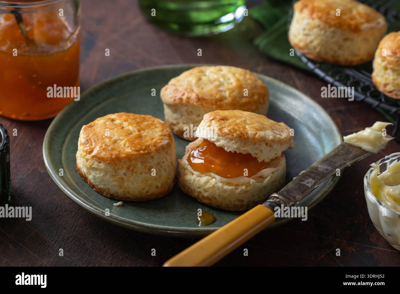 Traditionelle Scones mit Aprikosenmarmelade Stockfoto
