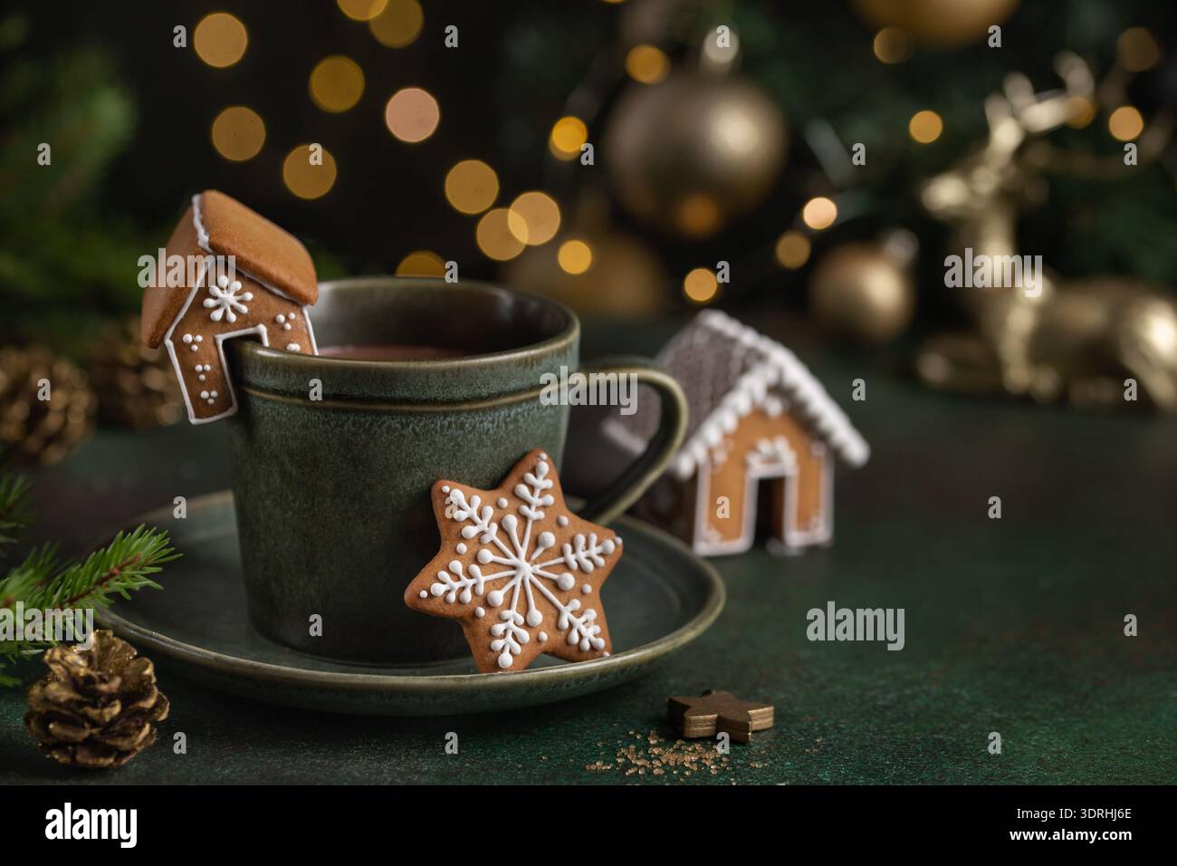 Tasse heiße Schokolade mit Lebkuchenkeksen und Haus Stockfoto