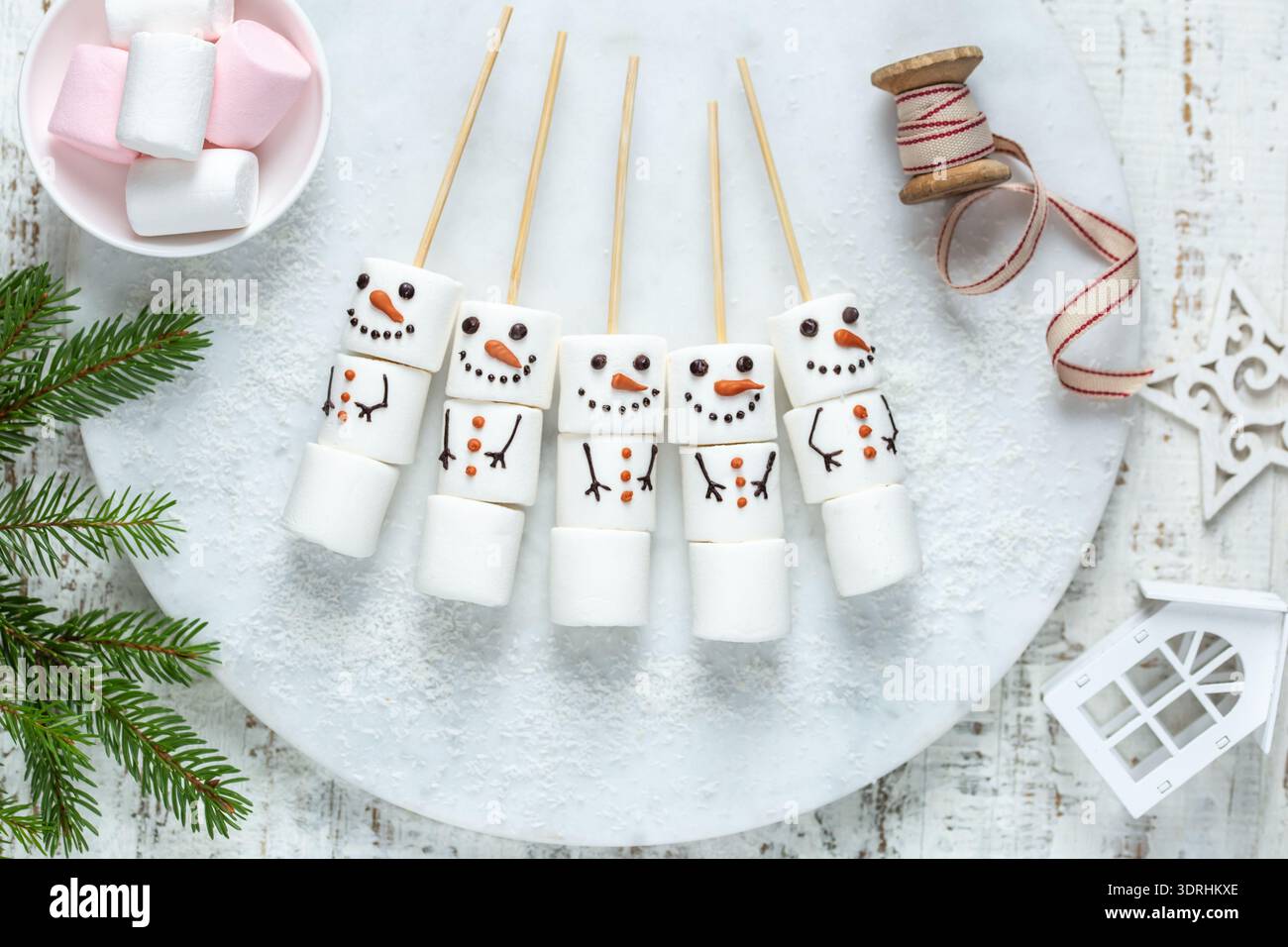 Süße und lustige Marshmallow-Schneemänner Stockfoto