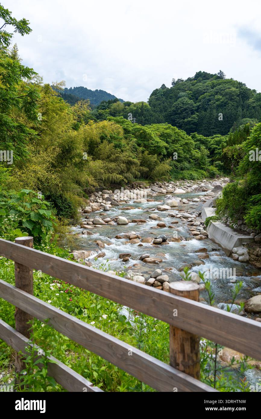 Brücke über den Fluss auf dem Nakasendo Trail, Japan Stockfoto