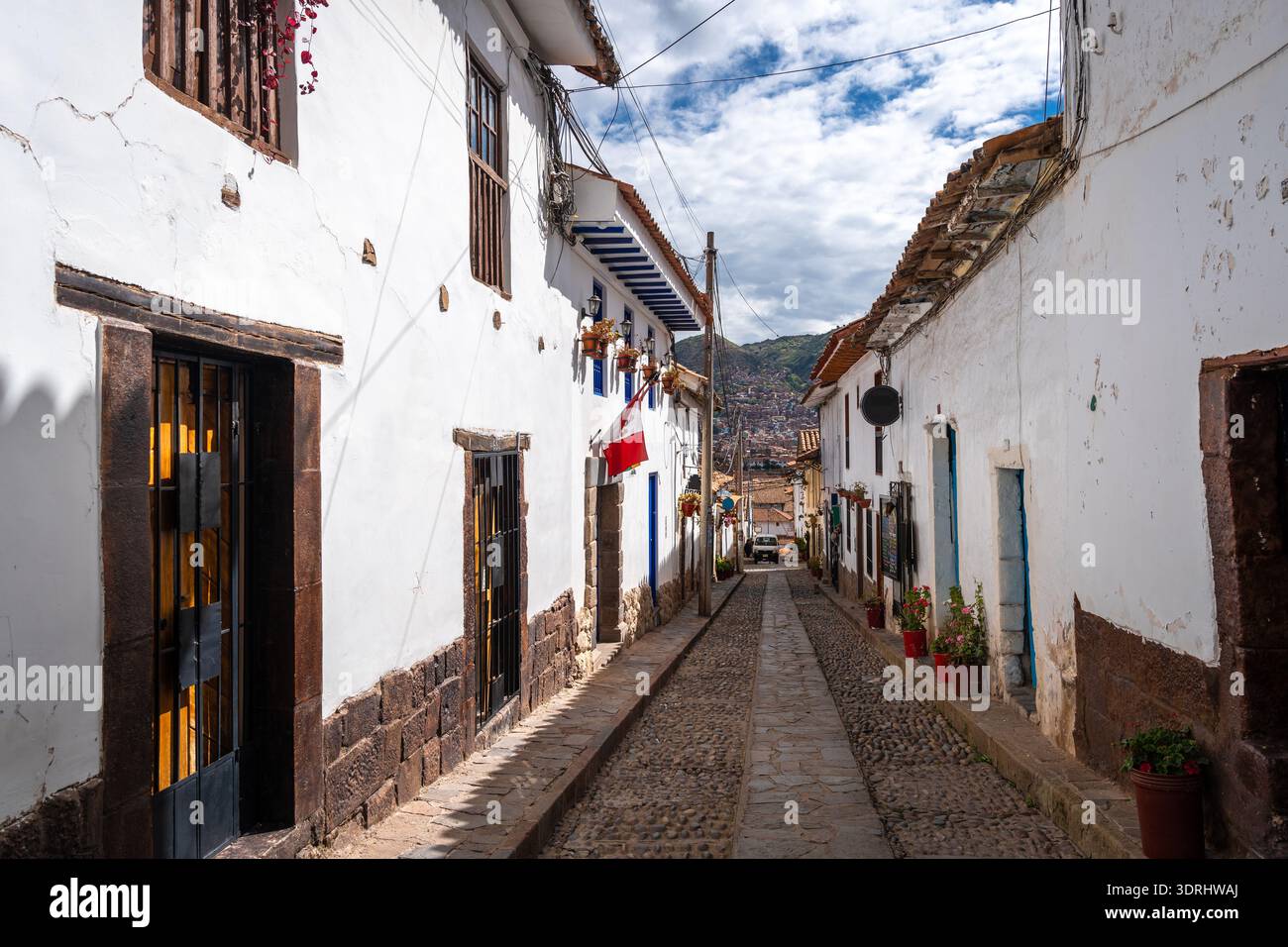 Charmante Straße in San Blas Viertel, Cusco, mit weiß getünchten Wänden Stockfoto