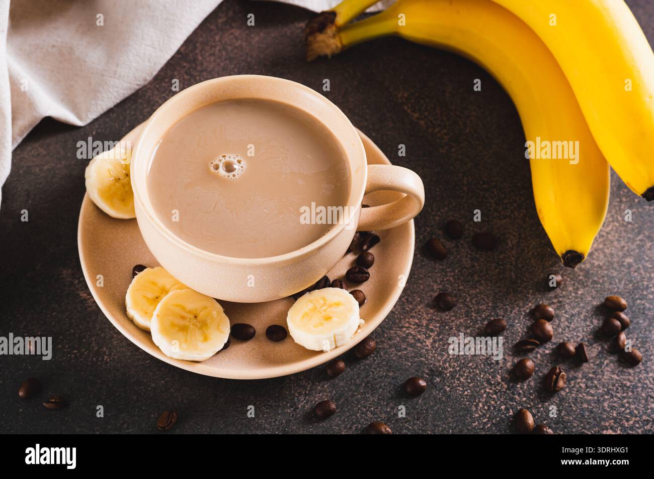 Gemischter gefrorener Bananenkaffee in einer Tasse auf dem Tisch Stockfoto
