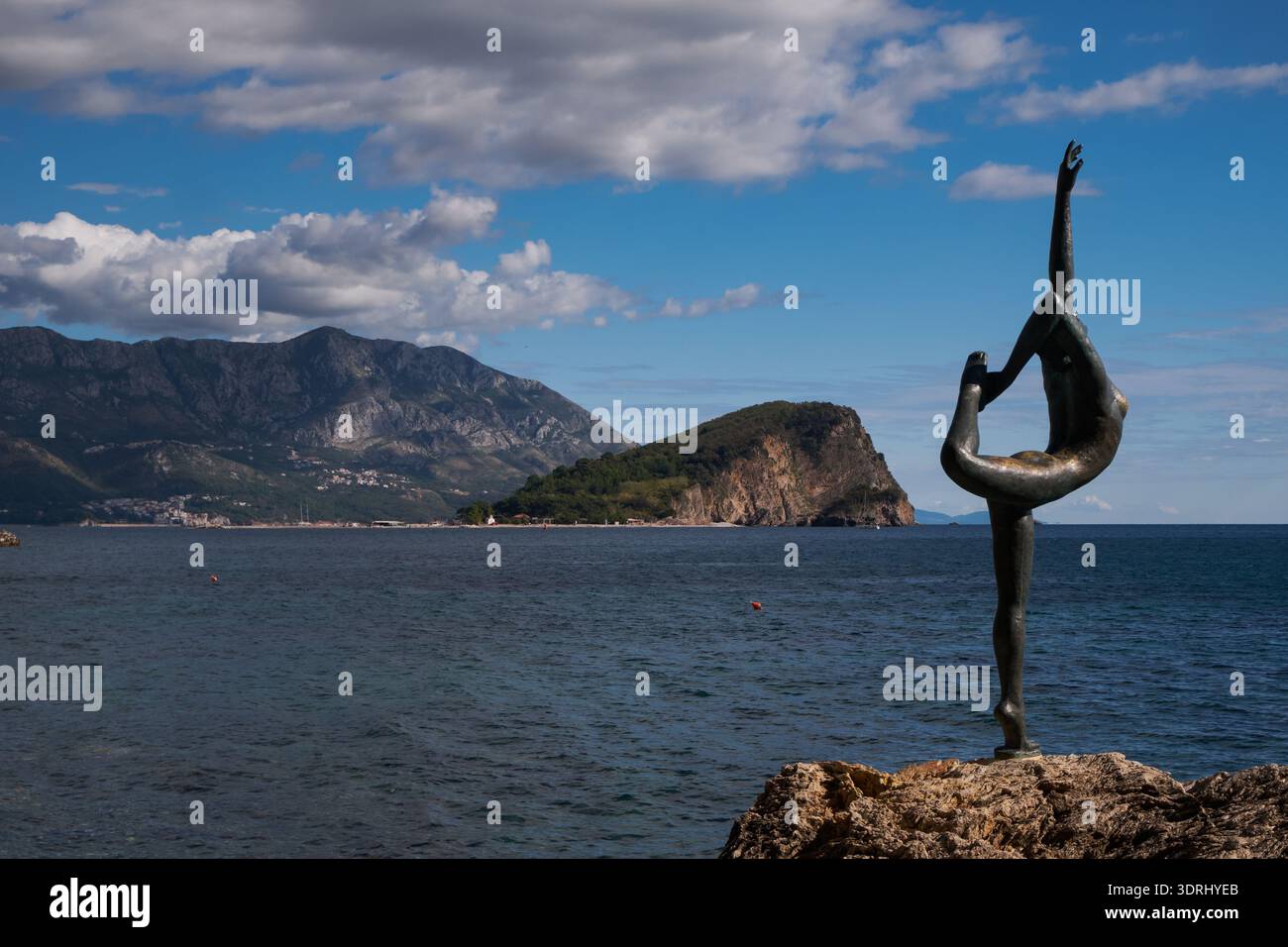 Silhouette der Ballerina-Statue mit der Insel Sveti Nikola - Budva, Montenegro Stockfoto