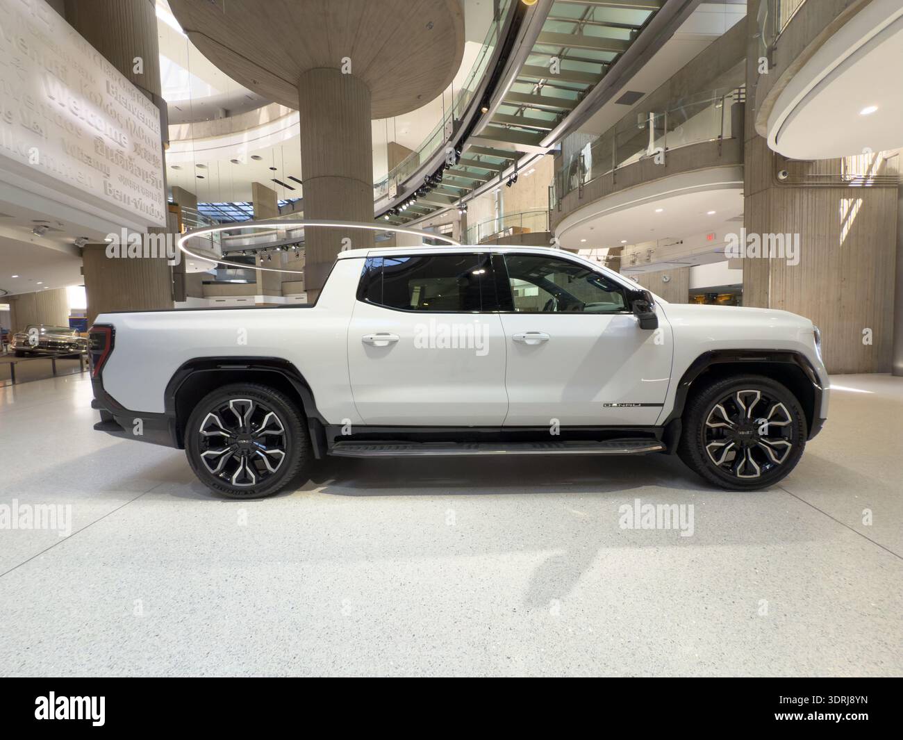 Die neuen 2025 und 2026 General Motors Fahrzeuge, die am 09. August im General Motors Renaissance Center in Detroit, Michigan, ausgestellt werden, Stockfoto