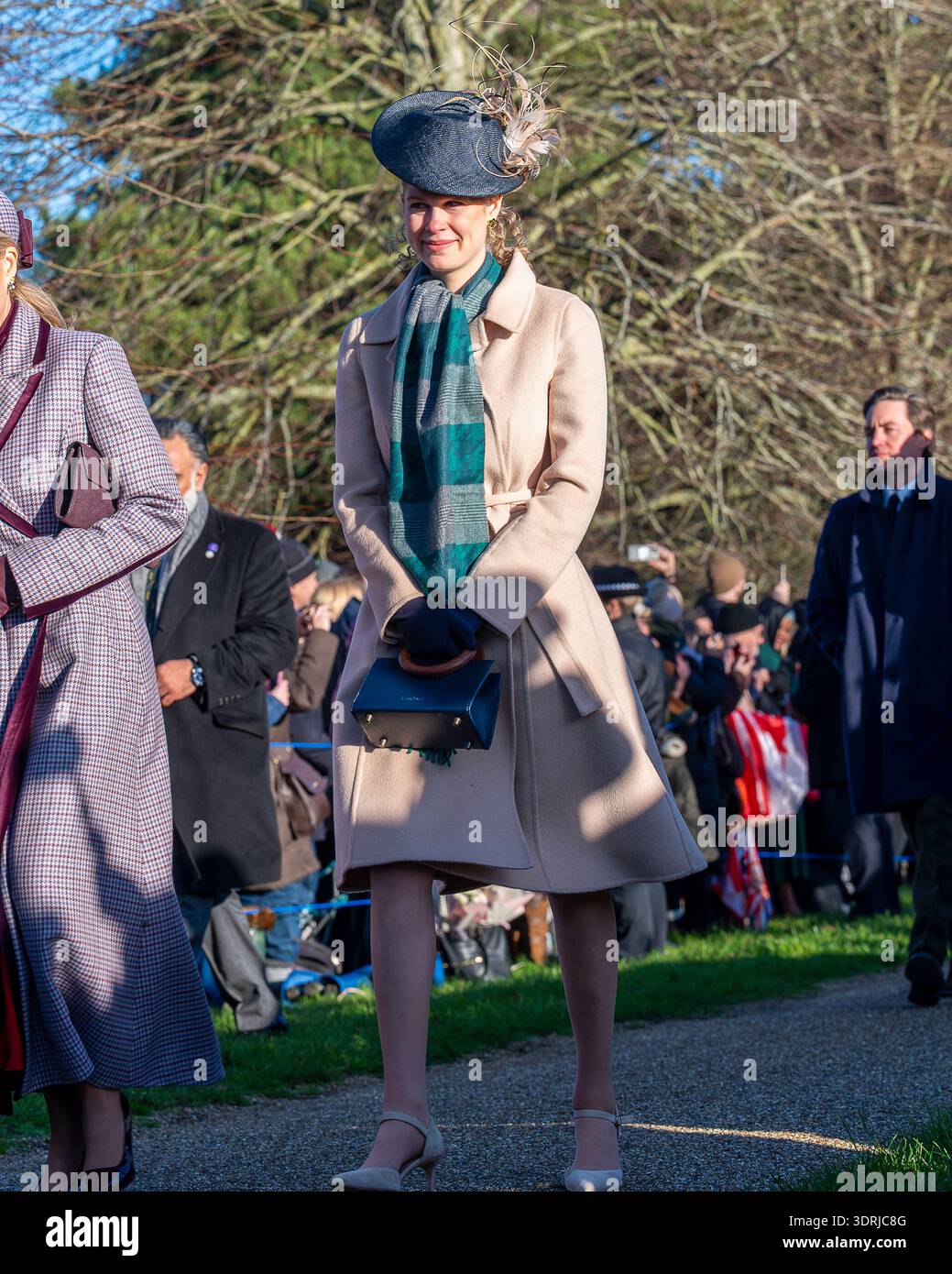 Dezember 2025 Sandringham UK. Lady Louise Windsor begleitet Mitglieder der königlichen Familie beim Weihnachtsfest in St. Mary Magdalene, Sandringham. Stockfoto