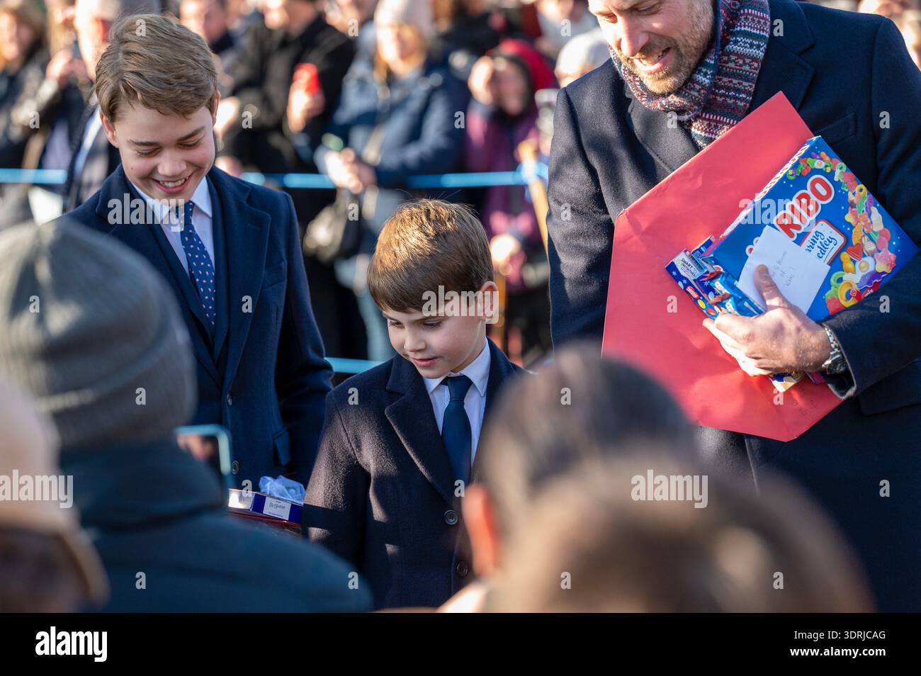 Sandringham, Norfolk, Großbritannien. Dezember 2025. William und seine Söhne, Prinz George und Prinz Louis, begrüßen wohlwollende Menschen beim Verlassen der Kirche in Sandringham. Stockfoto