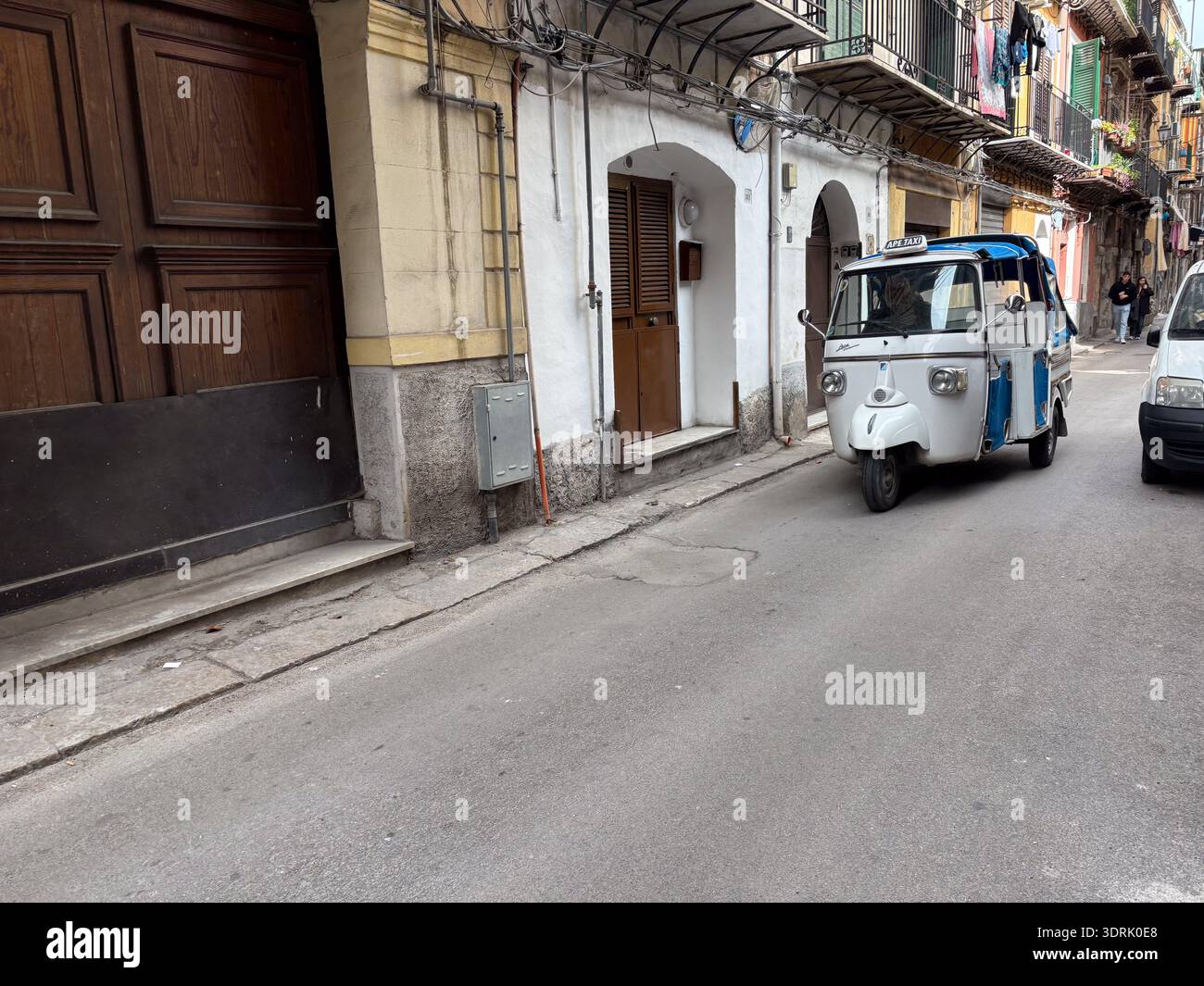 Piaggio Ape Taxi (Ape Car). Dreirädriges Auto-Rikscha-Fahrzeug, das auf einer engen, historischen Straße in Palermo, Sizilien, Italien fährt. Stockfoto