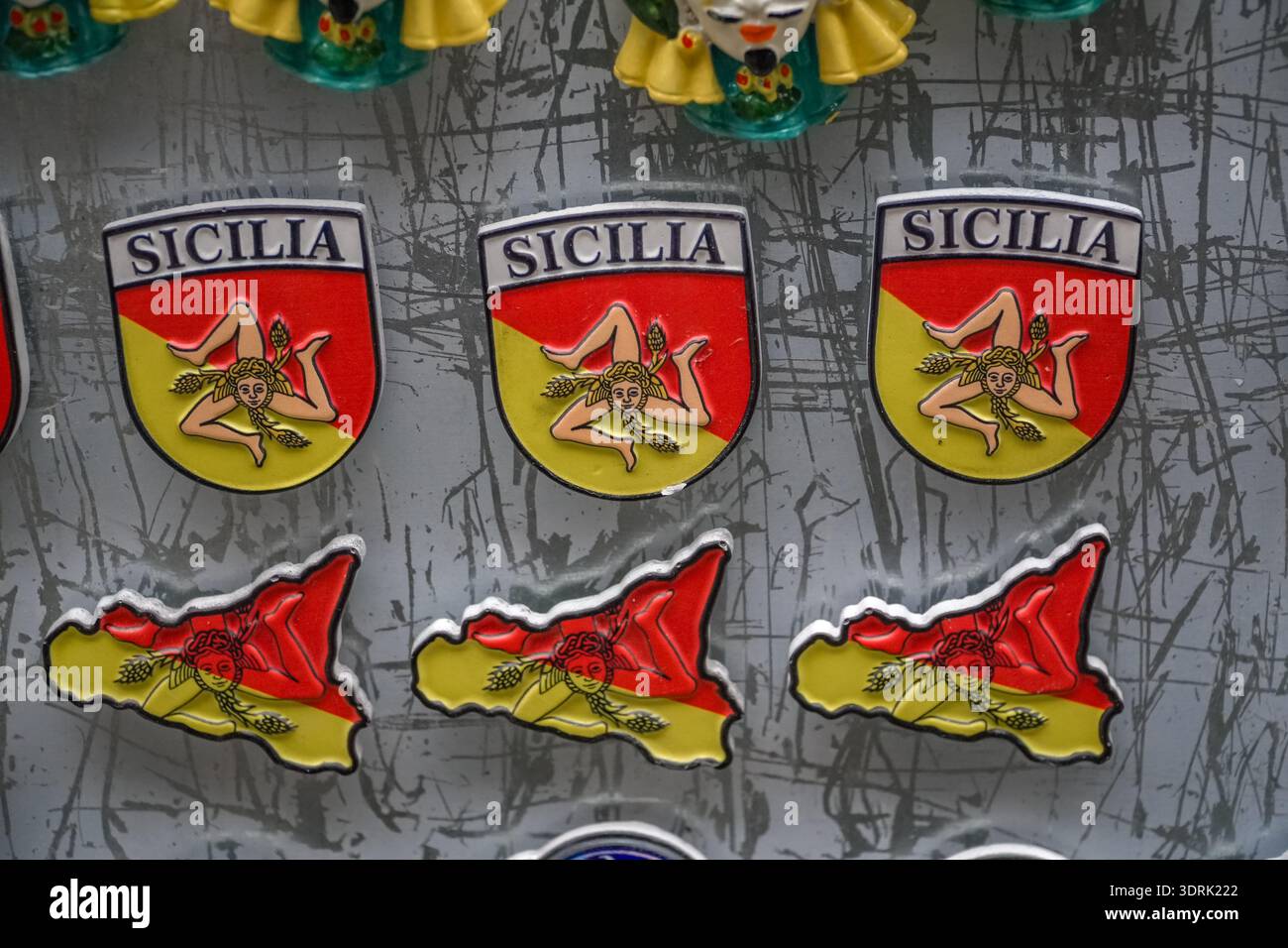 Sizilien (Sizilien) Souvenirmagnete mit dem Trinakria-Symbol (drei Beine Siziliens) und Kartenumriss. Italienisches Reiseziel. Stockfoto