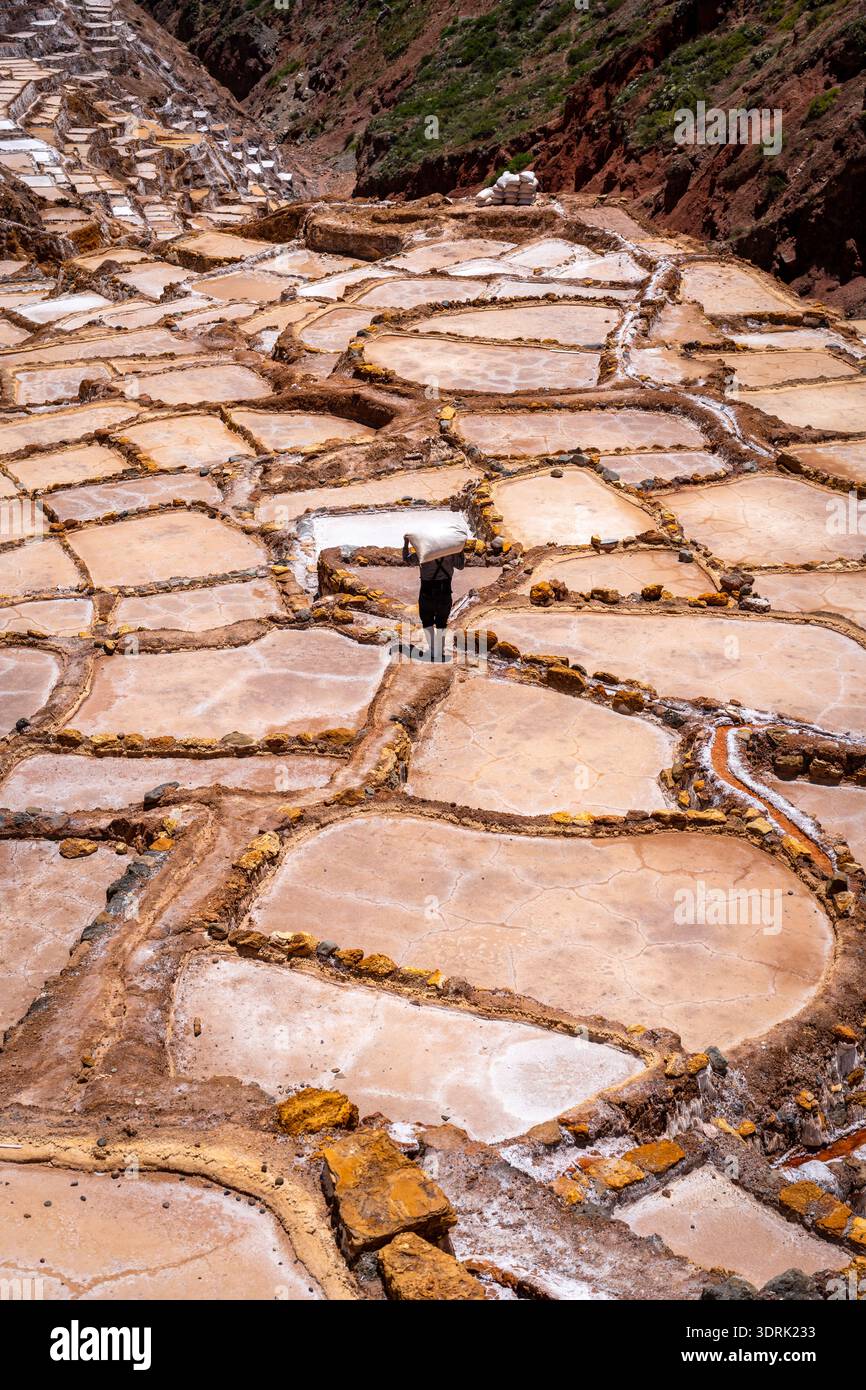 Die Salzterrassen von Salinas de Maras im Heiligen Tal, Peru, sind antike Becken, die für die Salzgewinnung genutzt werden, und schaffen so einen Stunnin Stockfoto
