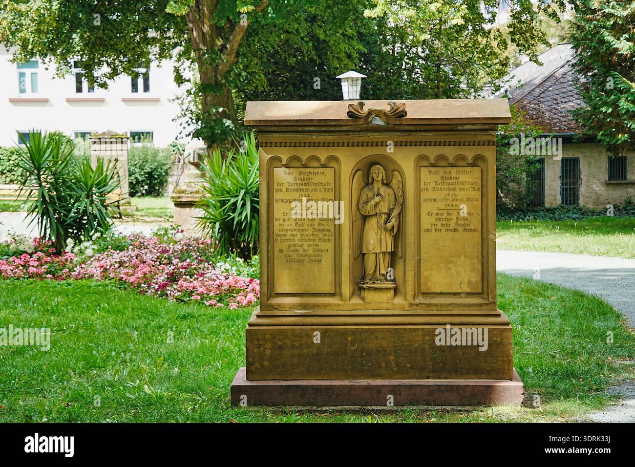 Grabstein auf dem alten Gemeindefriedhof in Gießen, Hessen. Stockfoto