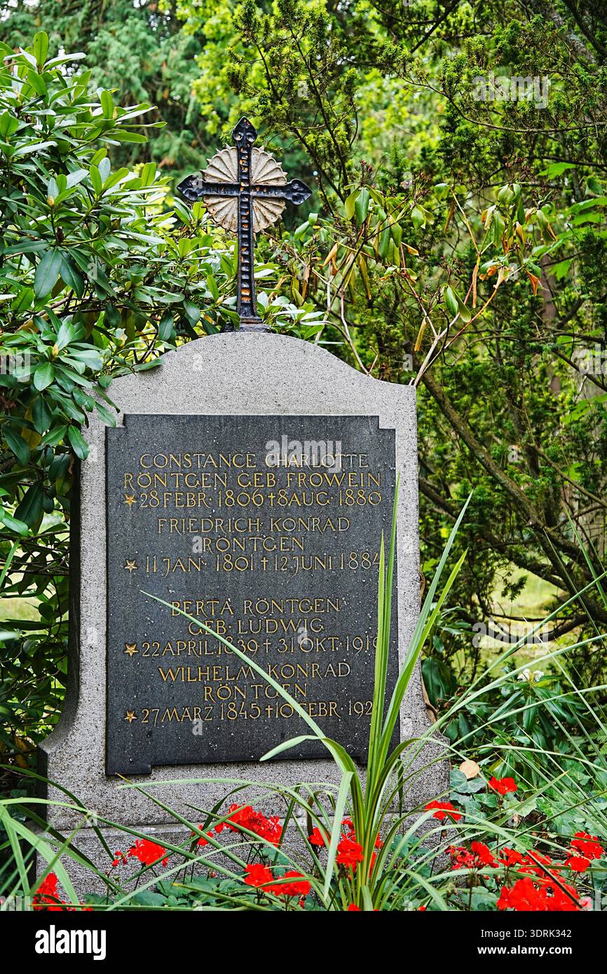 Grab der Familie Röntgen auf dem alten Gemeindefriedhof in Gießen, Hessen. Wilhelm Conrad war der erste Nobelpreisträger Stockfoto