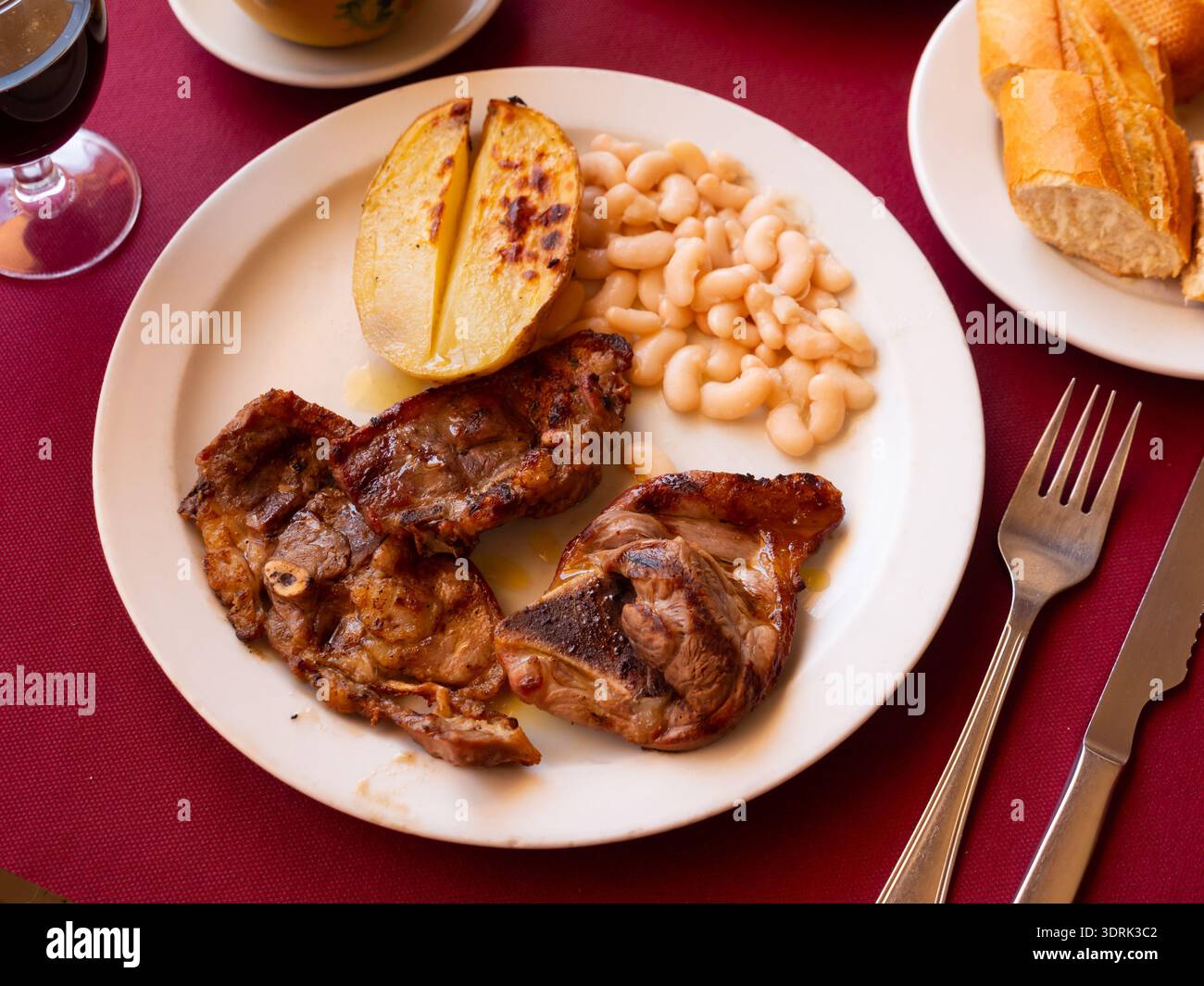 Gebratenes Lamm mit Bohnen und halber Kartoffel. Stockfoto