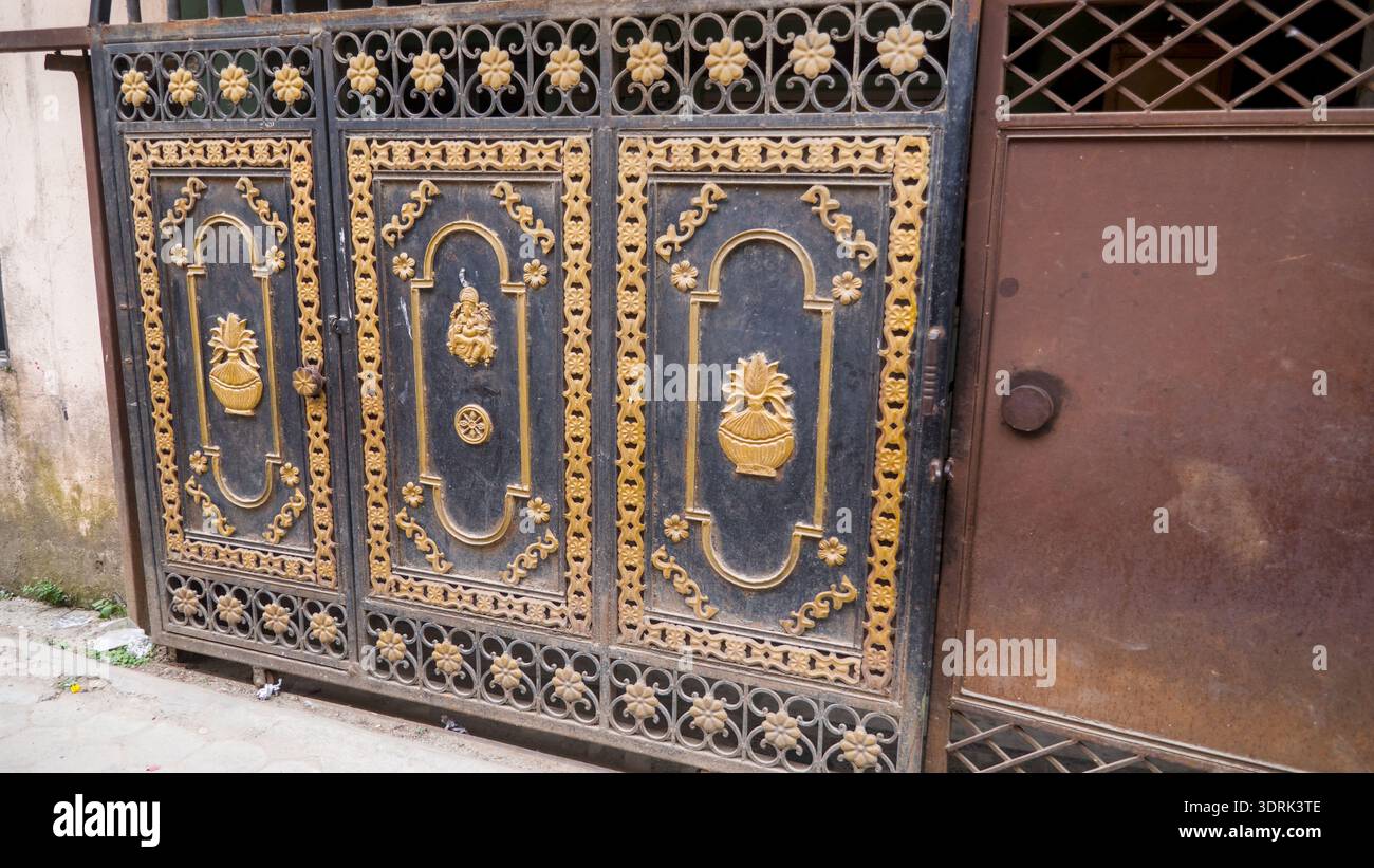 Metalltor mit goldenen Ornamenten und kunstvollen Details. Stockfoto