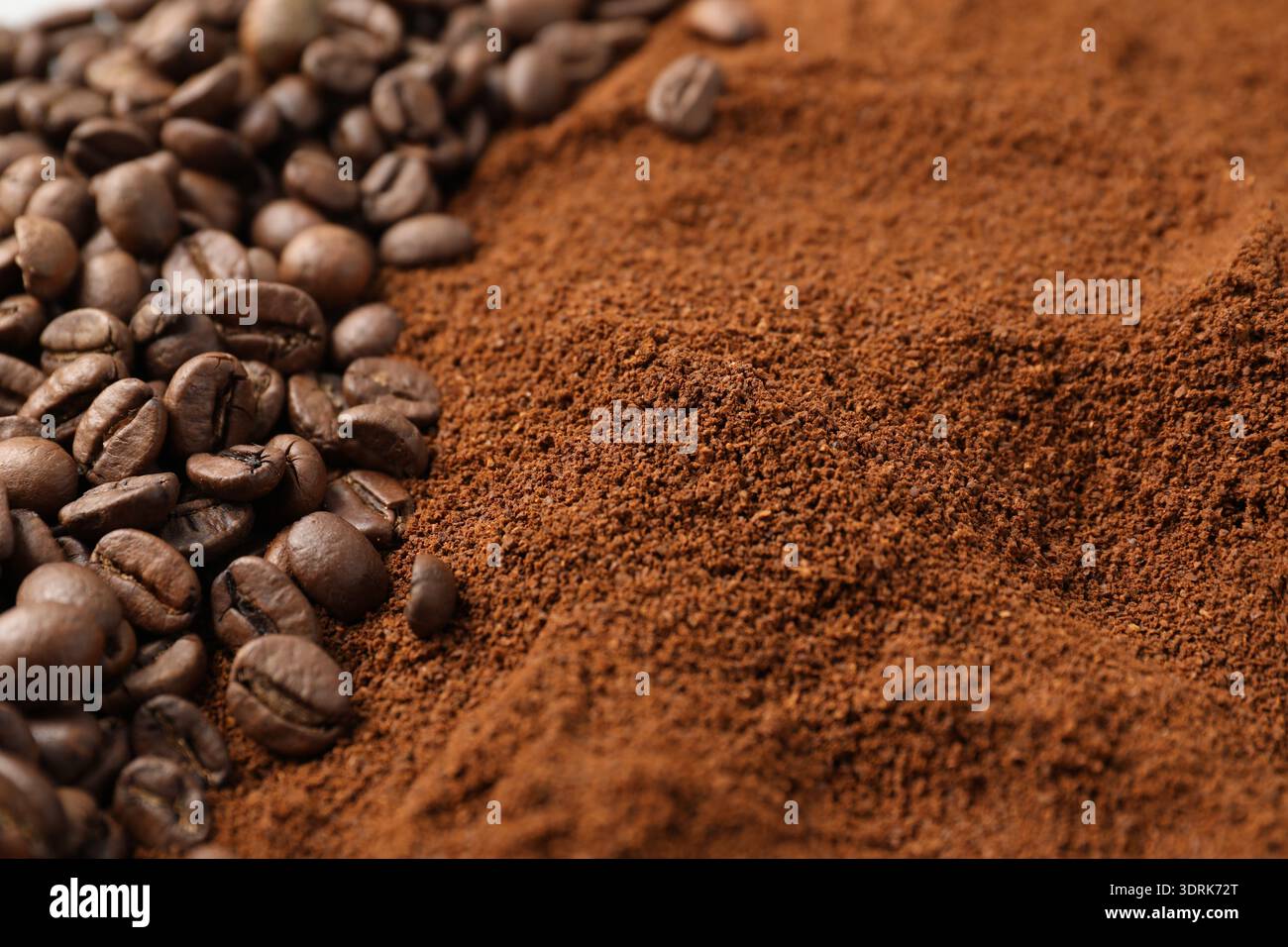 Gemahlener Kaffee und Bohnen als Hintergrund, Nahaufnahme Stockfoto
