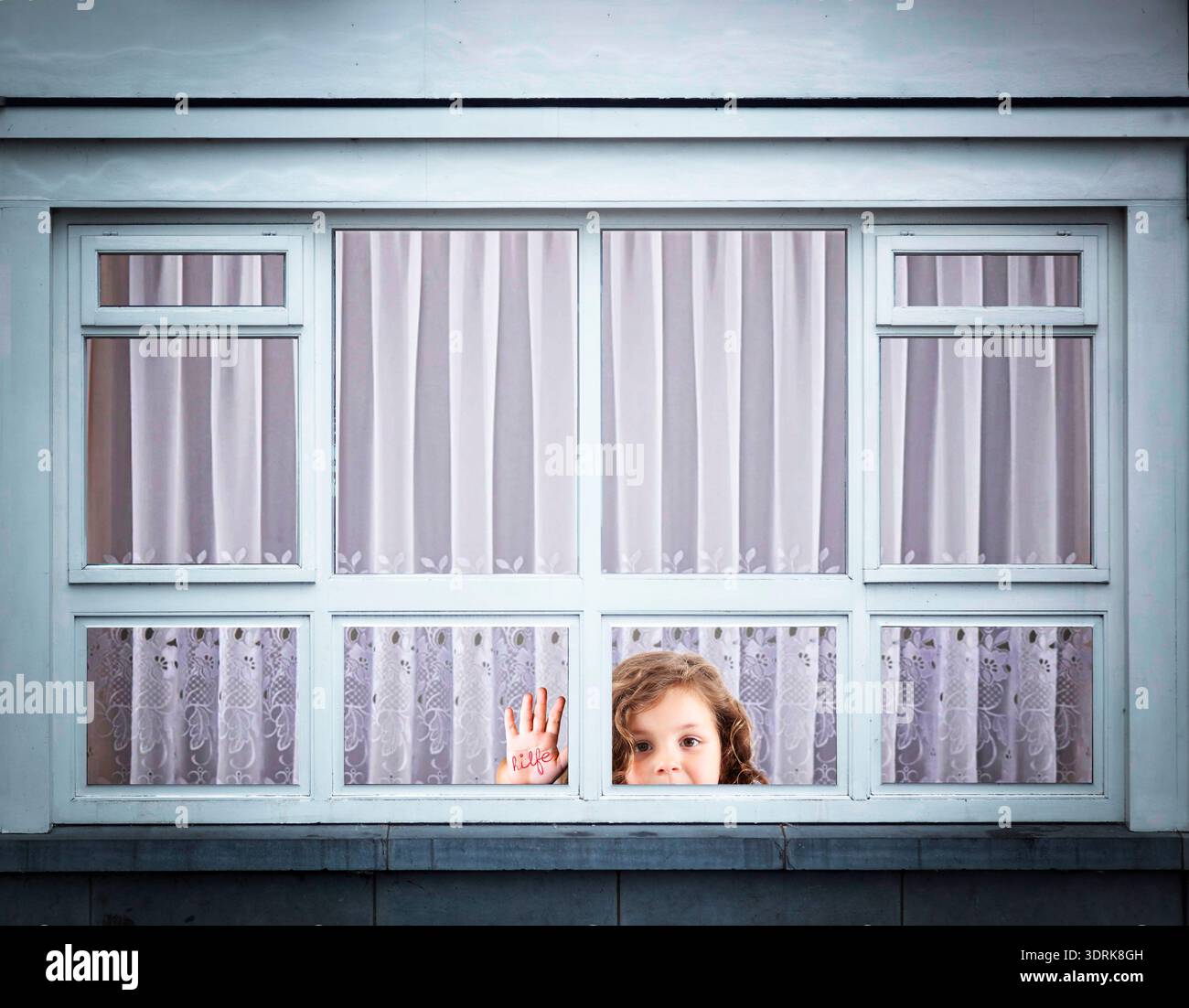 Rufen Sie ein kleines Kind um Hilfe Stockfoto