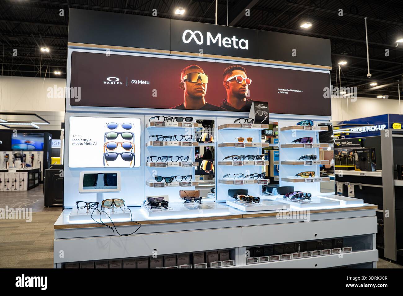 Meta und Oakley Smart Brillen werden im Elektronikgeschäft ausgestellt. Toronto, Kanada - 7. Februar 2026. Stockfoto