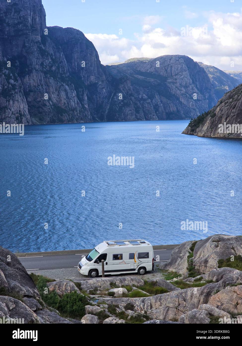 Entdecken Sie die atemberaubende Schönheit von Lysefjord mit einem Wohnmobil in Norwegen Stockfoto