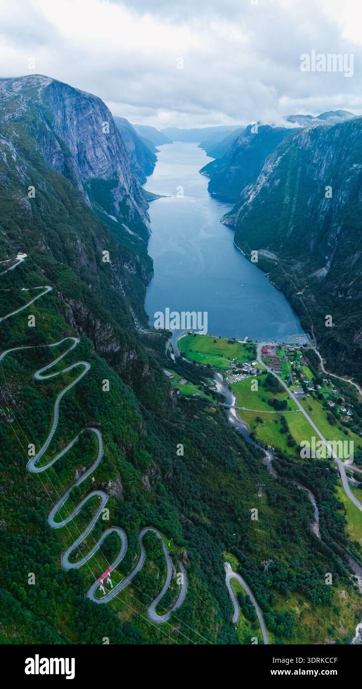 Atemberaubender Blick auf Lysefjord von oben Lysebotn, mit Naturschönheit Stockfoto