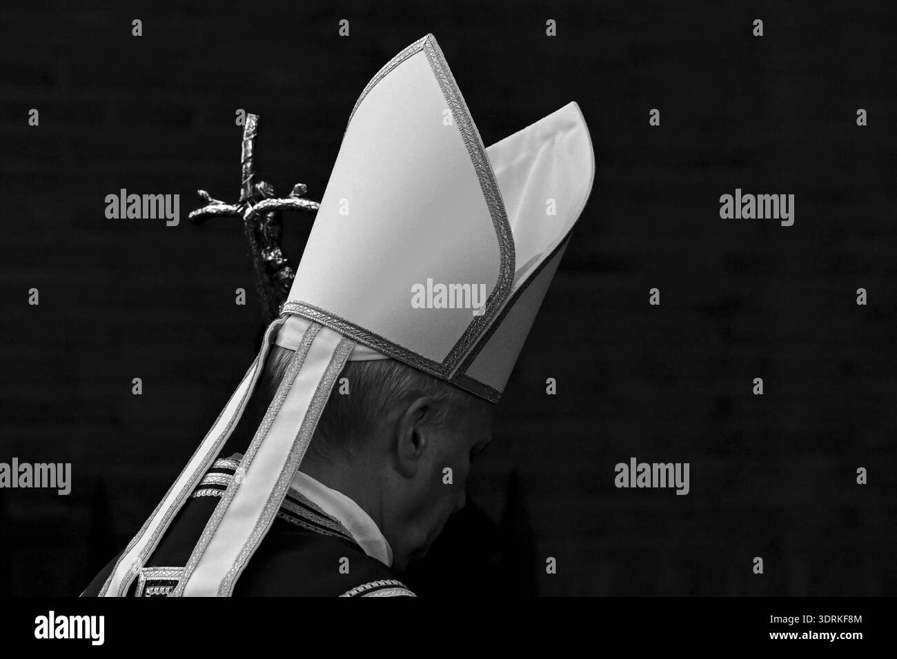 ITALIEN - PAPST LEO XIV. WÄHREND DER FEIER DES ASCHENMITTWOCHS IN DER KIRCHE SAINT SABINA IN ROM - 2026/2/18 Italien, Rom, Vatikan, 18.2.2028.Papst Leo XIV. Nimmt an einer Bußprozession vor der Kirche Saint Anselm auf dem Aventinerhügel in Rom Teil, bevor am Aschermittwoch in der Basilika Saint Sabin eine heilige Messe stattfindet Stockfoto